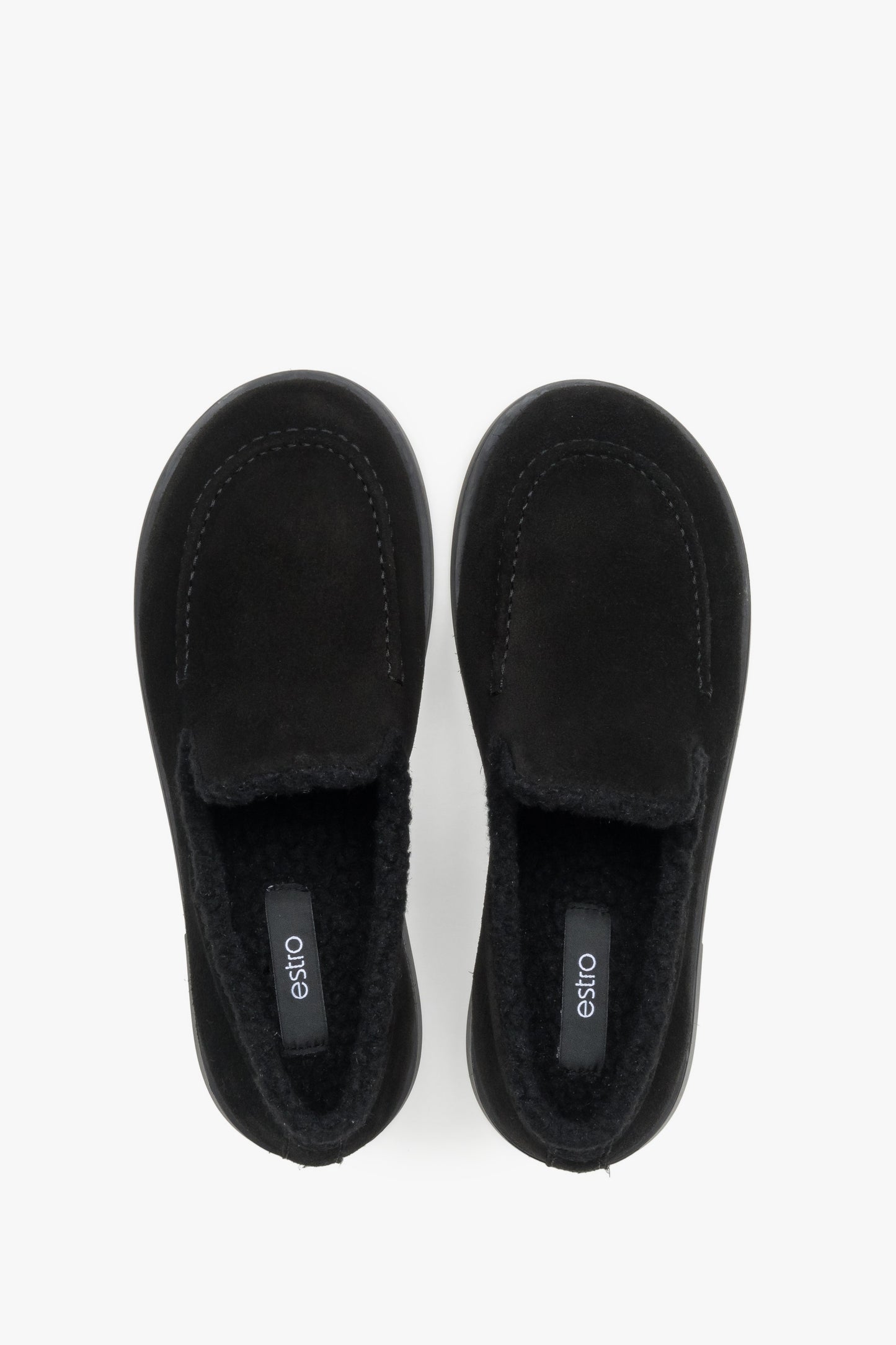 Draufsicht auf die klassischen schwarzen Velours-Loafers mit weicher Innenfütterung