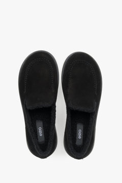 Draufsicht auf die klassischen schwarzen Velours-Loafers mit weicher Innenfütterung