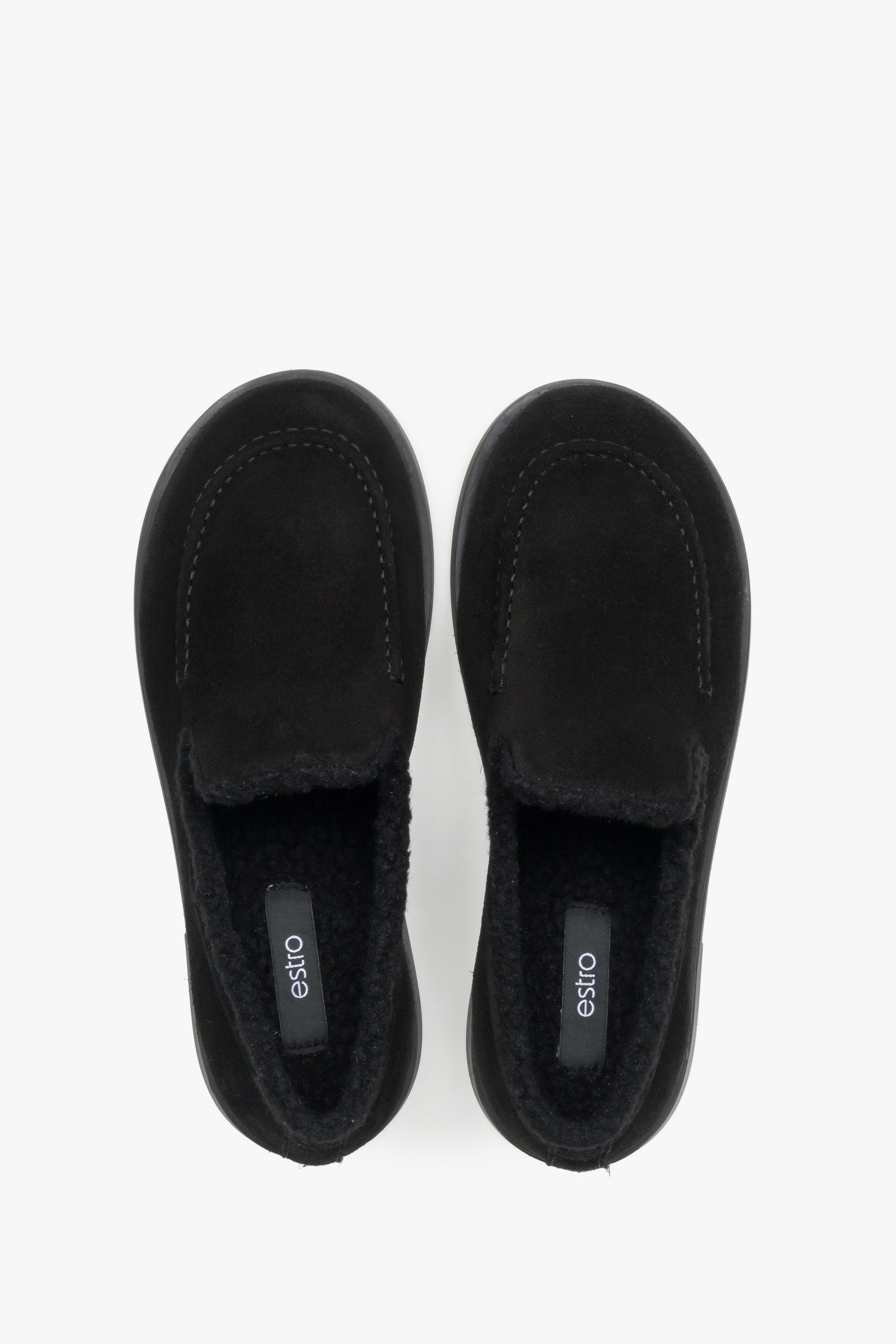 Draufsicht auf die klassischen schwarzen Velours-Loafers mit weicher Innenfütterung