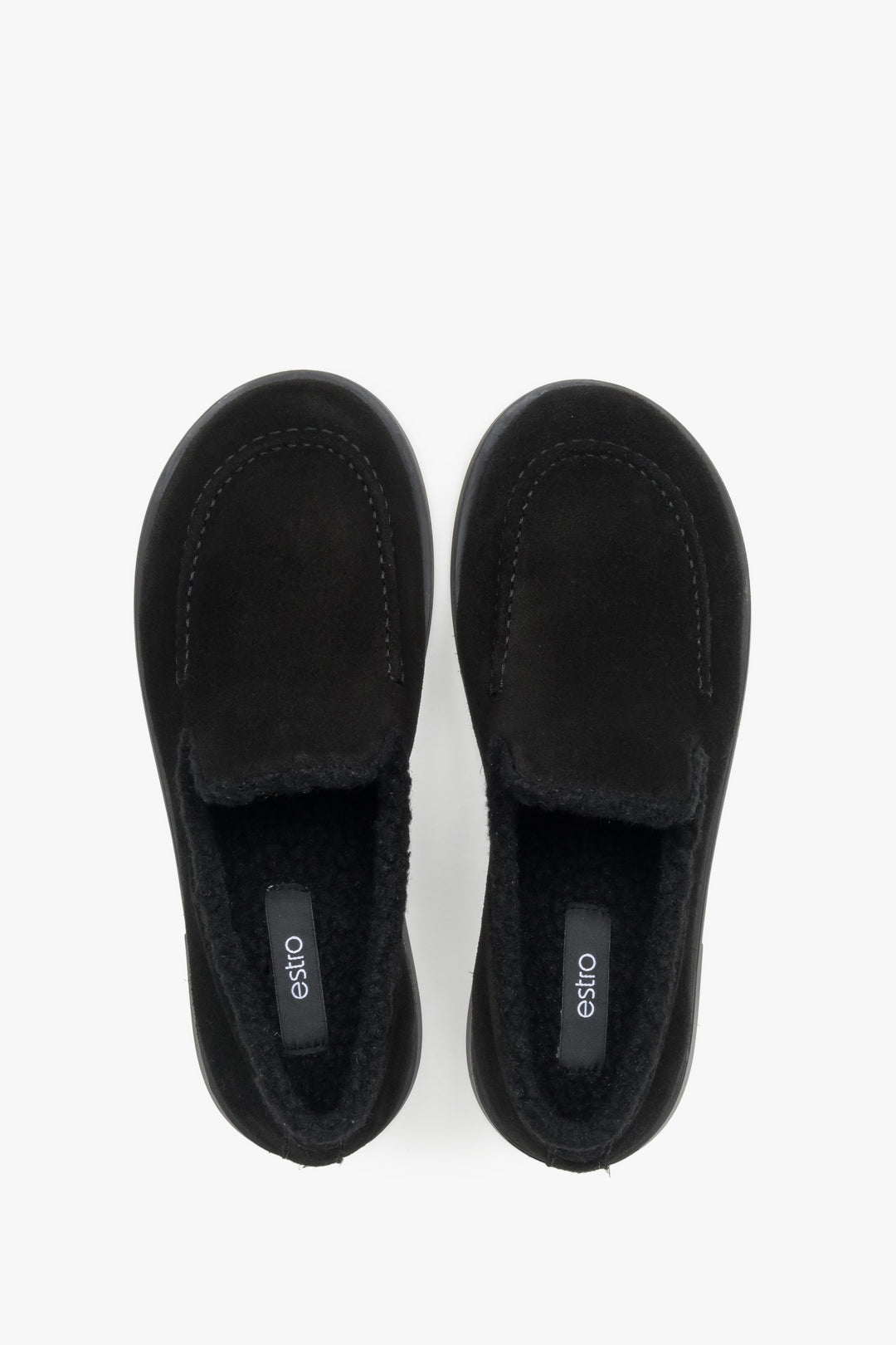 Draufsicht auf die klassischen schwarzen Velours-Loafers mit weicher Innenfütterung