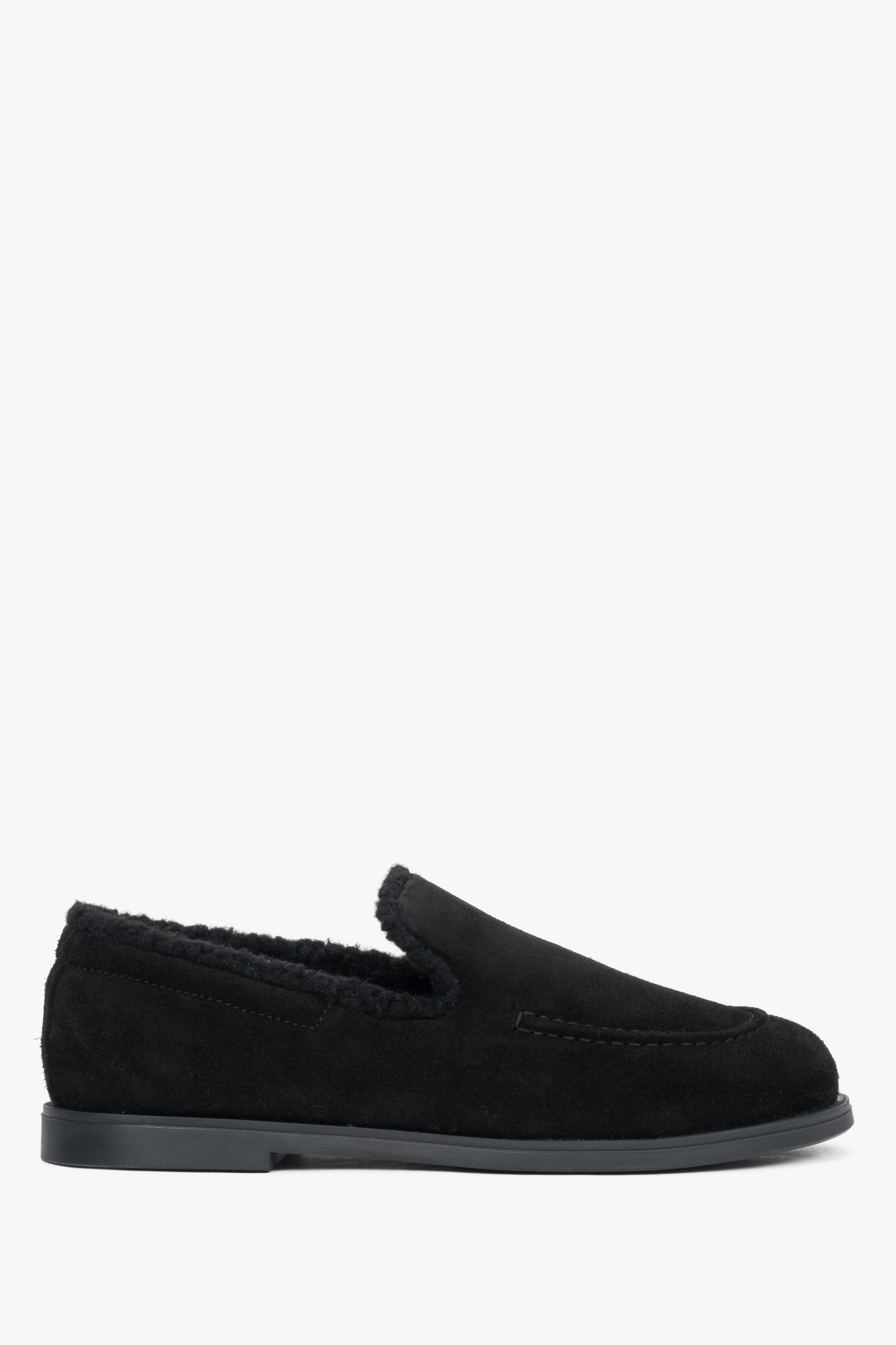 Flache Profilansicht der Innenseite des schwarzen Slip-on-Loafers für kühle Tage 