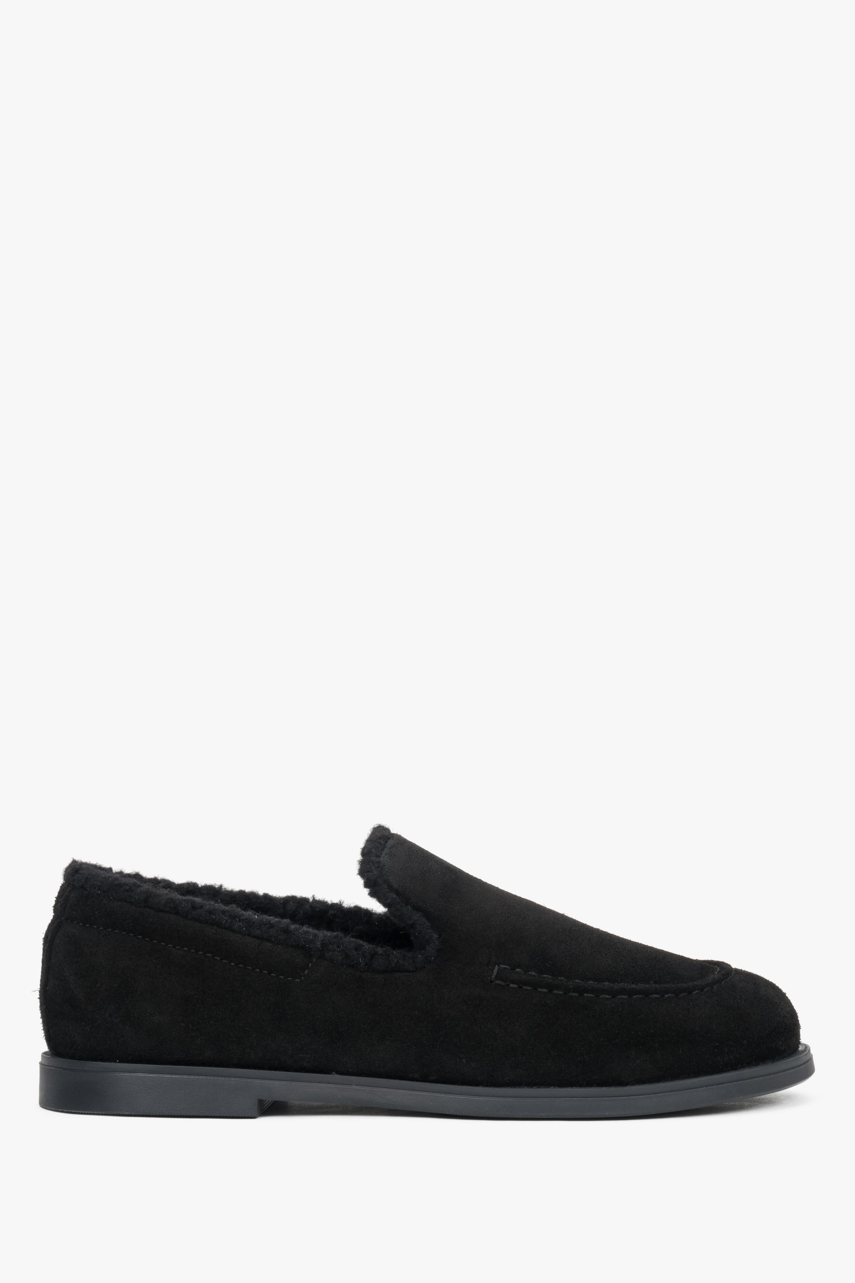 Flache Profilansicht der Innenseite des schwarzen Slip-on-Loafers für kühle Tage 