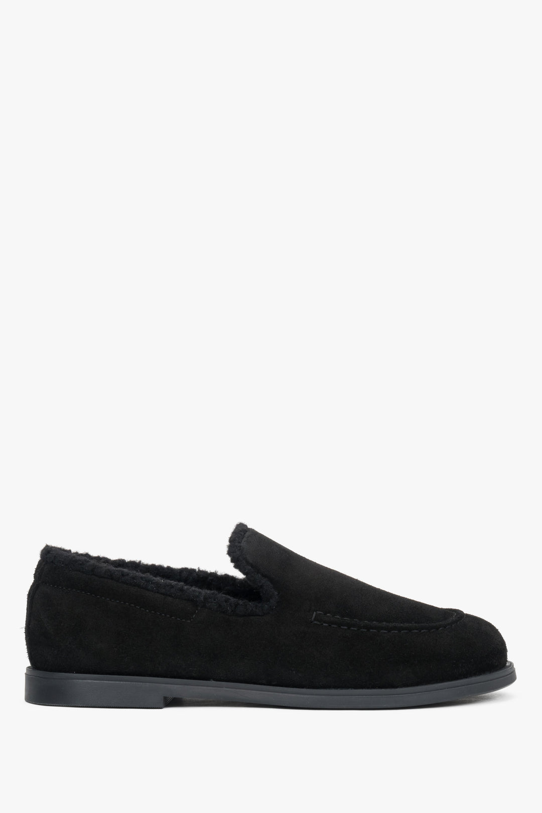 Flache Profilansicht der Innenseite des schwarzen Slip-on-Loafers für kühle Tage 