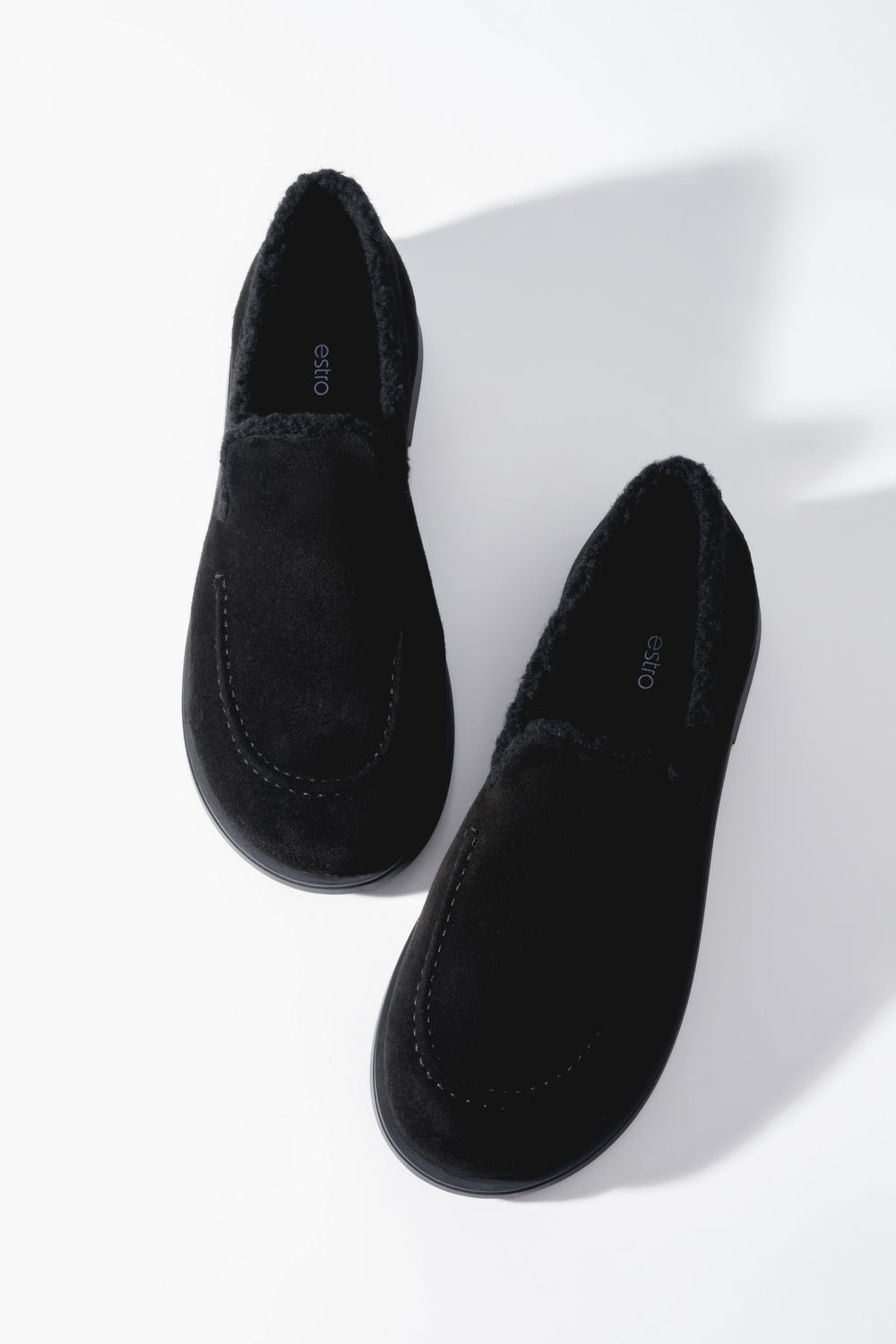 Ästhetische Aufnahme der schwarzen, gefütterten Damen-Loafers aus der Vogelperspektive