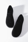 Ästhetische Aufnahme der schwarzen, gefütterten Damen-Loafers aus der Vogelperspektive