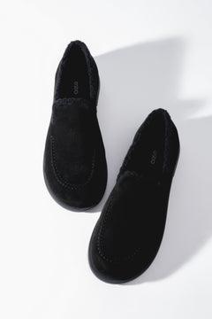 Ästhetische Aufnahme der schwarzen, gefütterten Damen-Loafers aus der Vogelperspektive