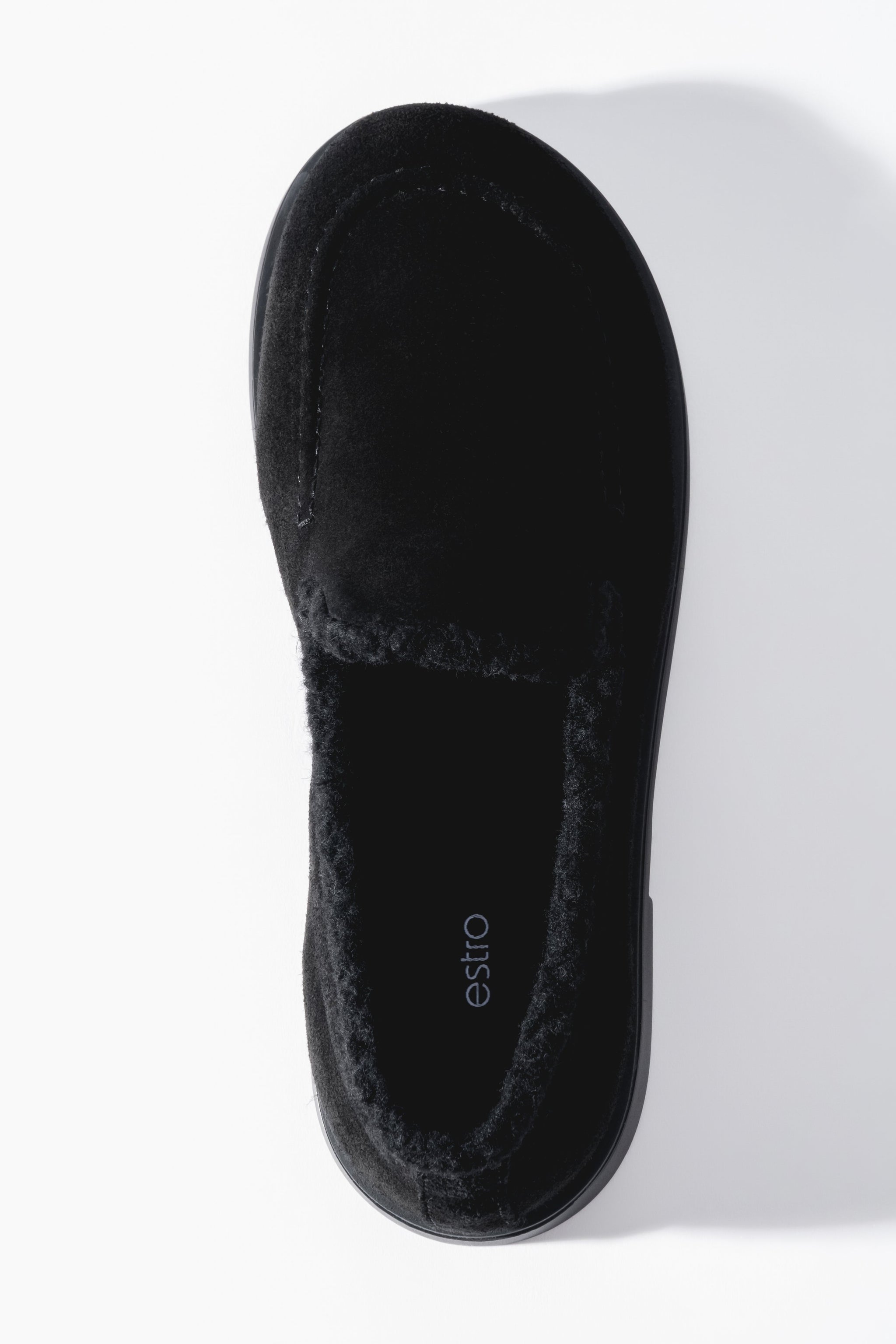 Detaillierte Draufsicht auf einen einzelnen schwarzen Velours-Loafer mit Fokus auf das wärmende Kunstfell-Futter und die markentypische Innensohle