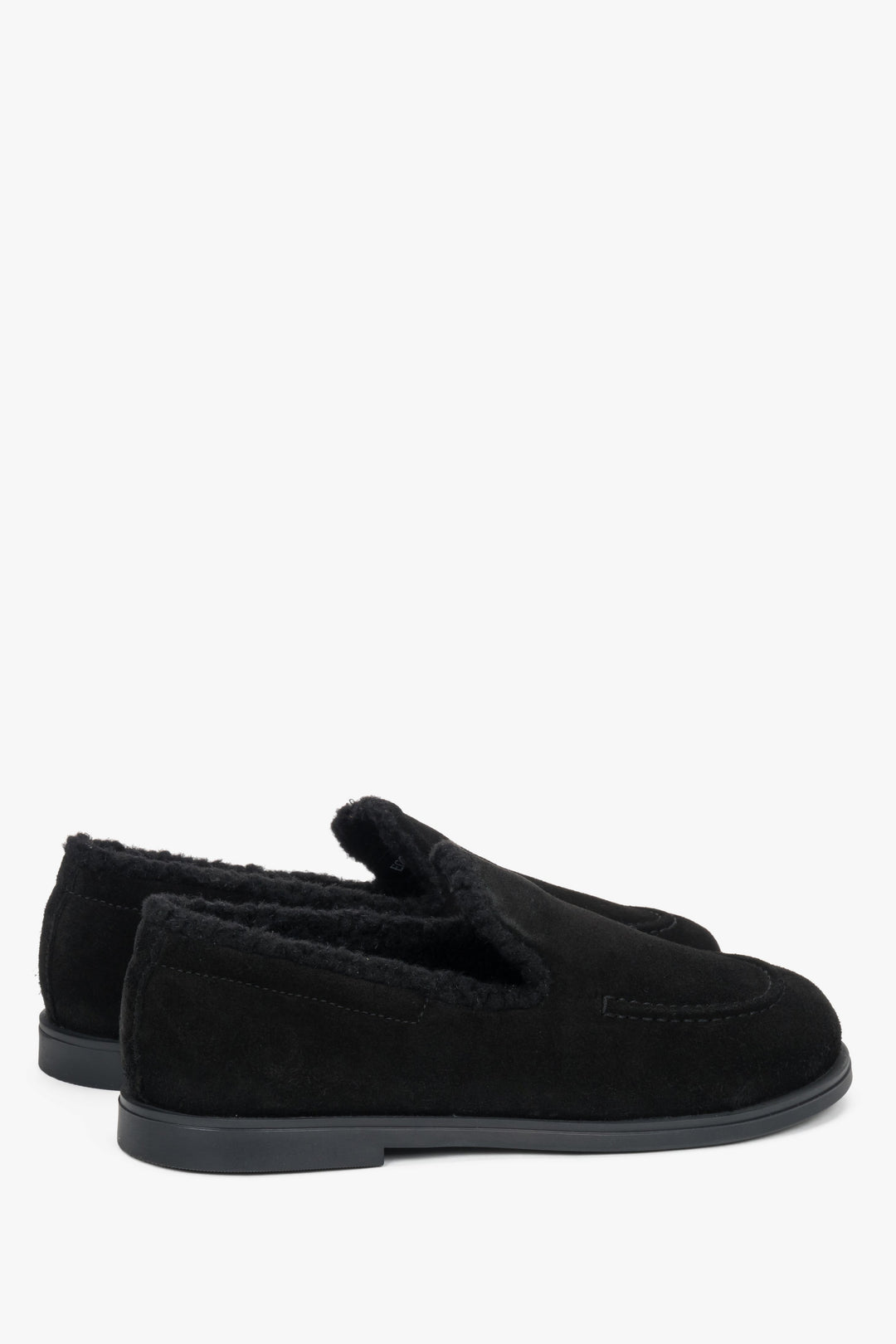 Schrägansicht des schwarzen Loafers-Paares, die das wärmende Kunstfell-Futter im Inneren zeigt 