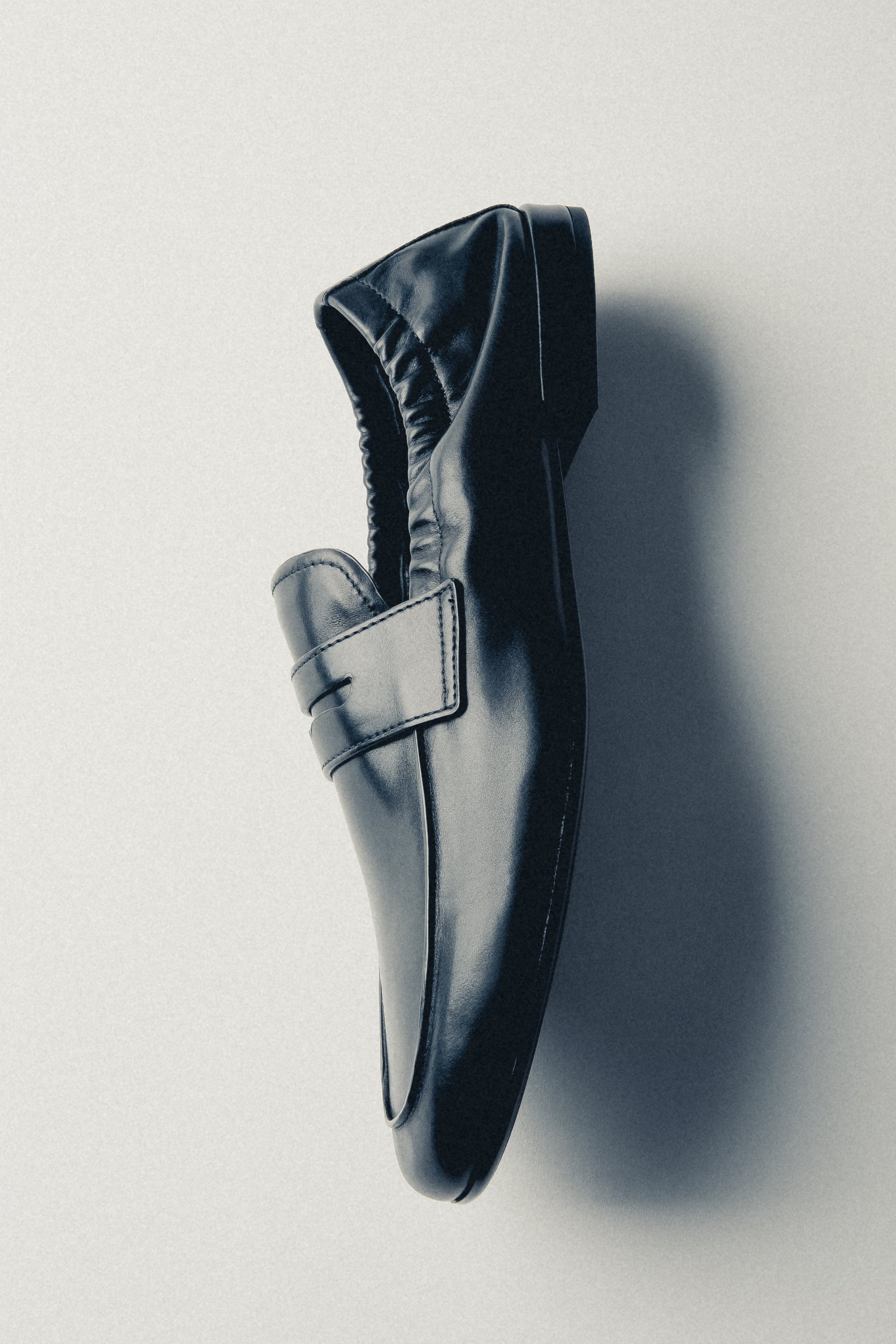 Profilansicht der eleganten schwarzen Mokassins.