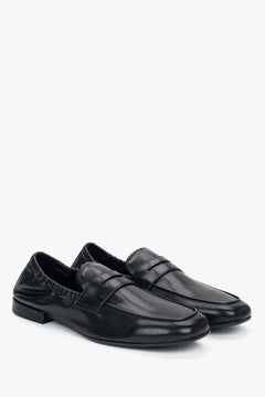Schräge Ansicht der bequemen schwarzen Schlupfschuhe für Damen.