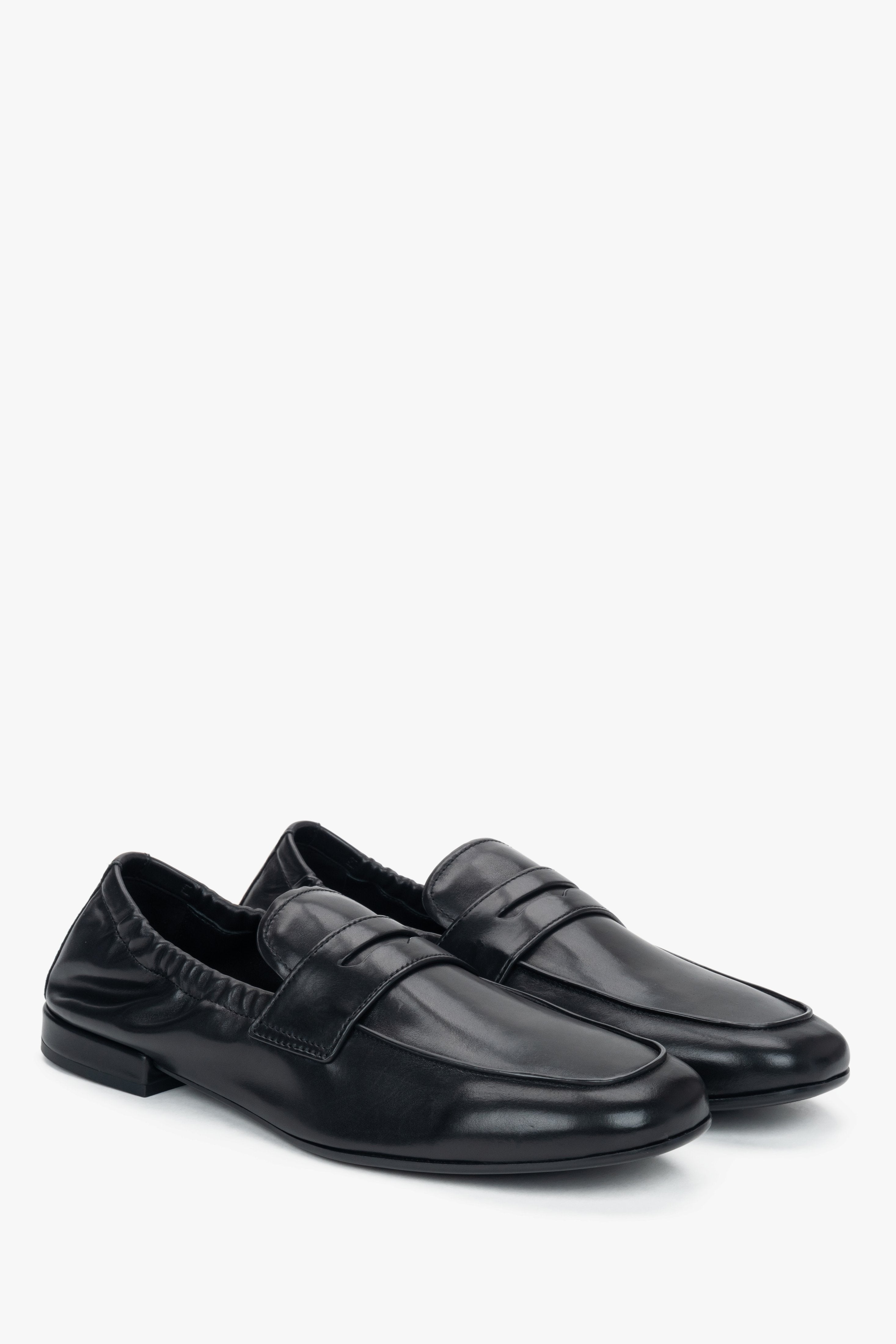 Schräge Ansicht der bequemen schwarzen Schlupfschuhe für Damen.