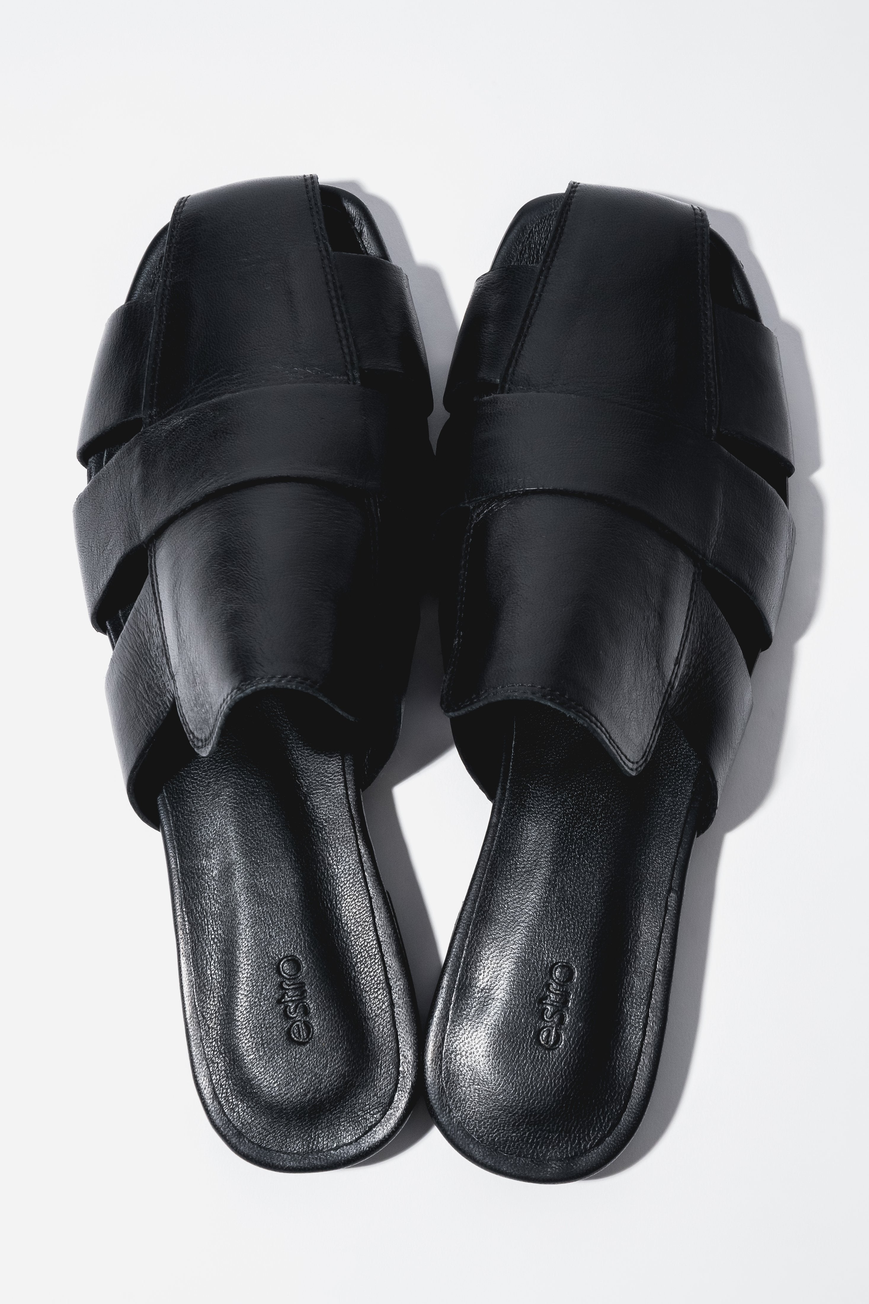 Schwarze Damen-Mules aus echtem Leder mit verflochtenem Obermaterial von oben