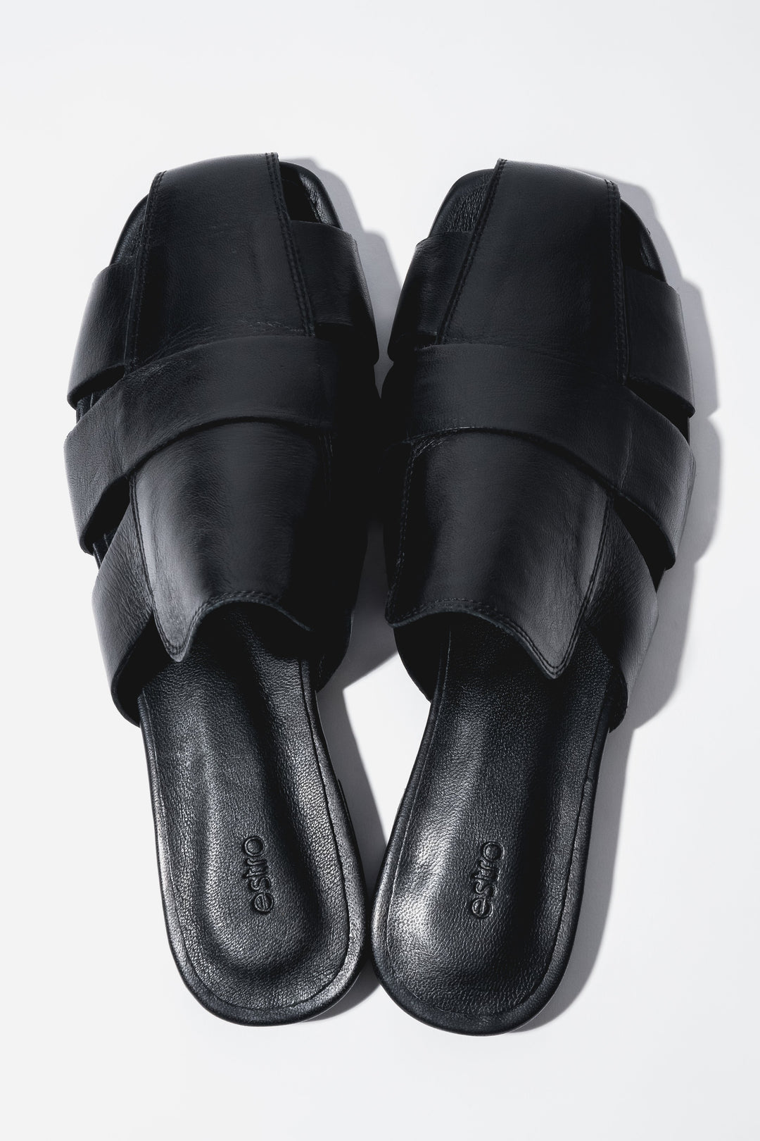 Schwarze Damen-Mules aus echtem Leder mit verflochtenem Obermaterial von oben