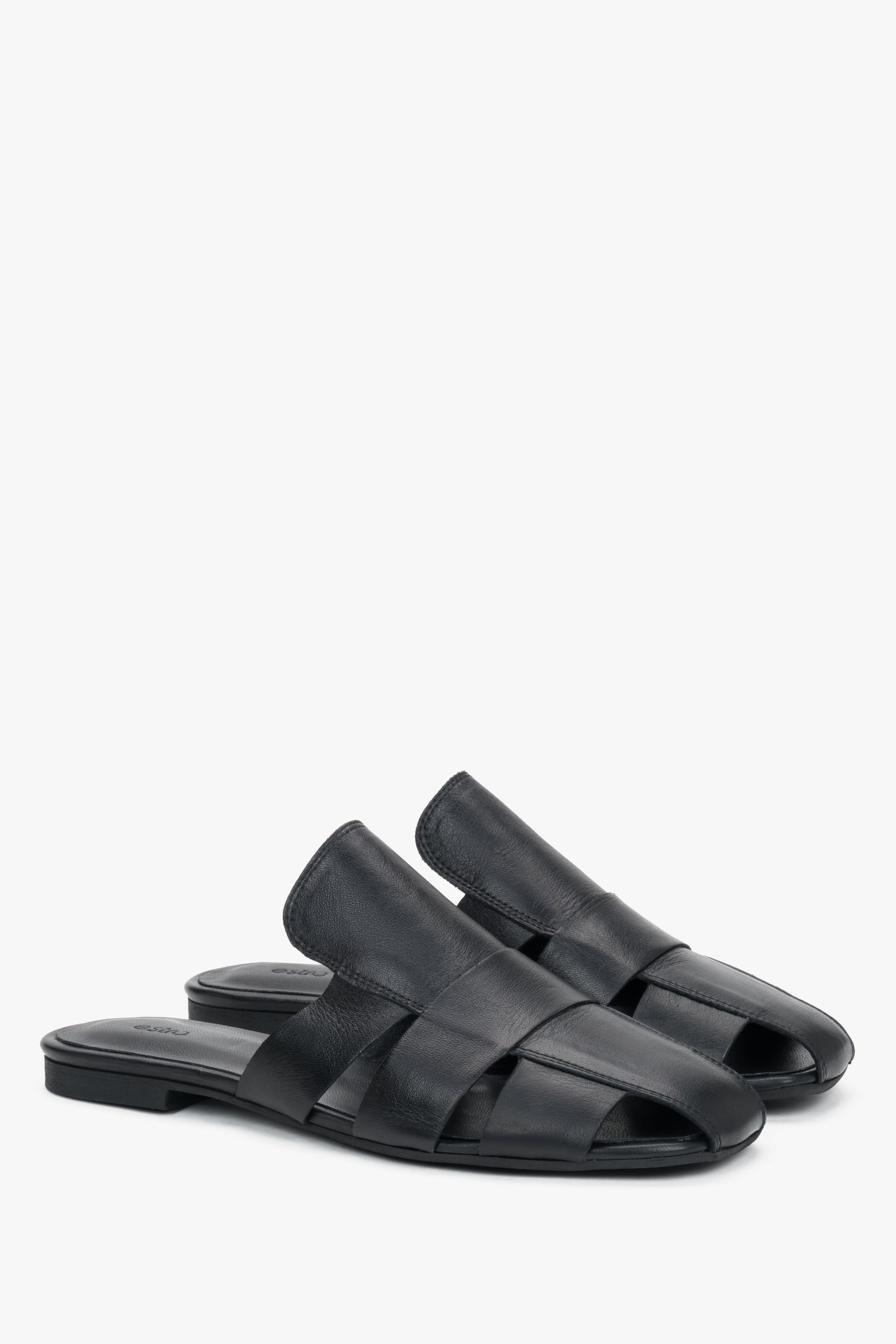 Schwarze Damen-Mules aus Leder in schräger Vorderansicht