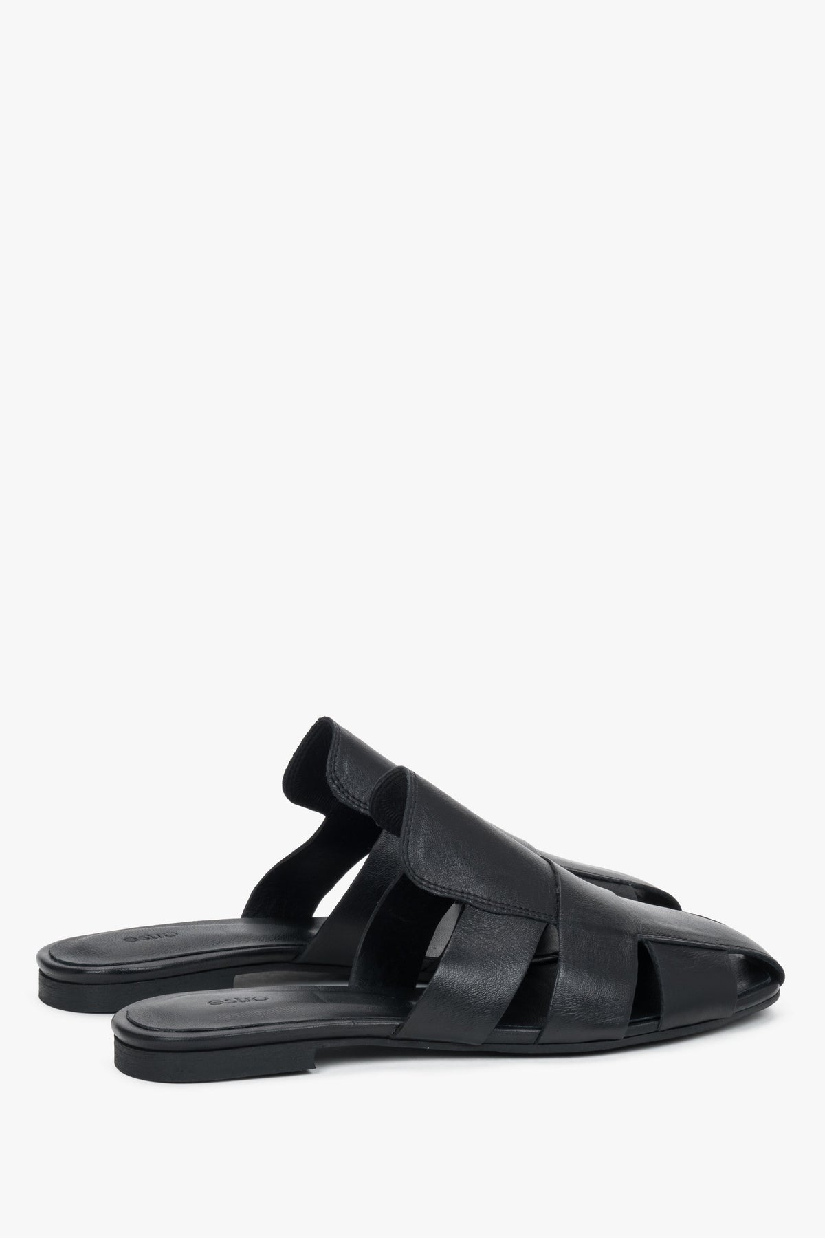 Schwarze Damen-Mules mit verflochtenem Obermaterial in schräger Seitenansicht