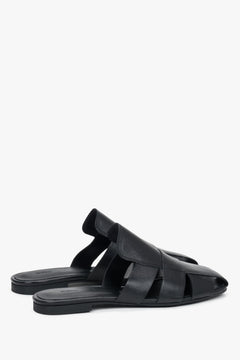 Schwarze Damen-Mules mit verflochtenem Obermaterial in schräger Seitenansicht