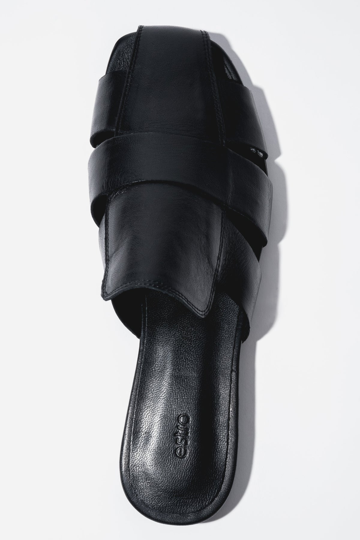 Schwarze Damen-Mules aus Leder mit verflochtenem Obermaterial in Detailansicht