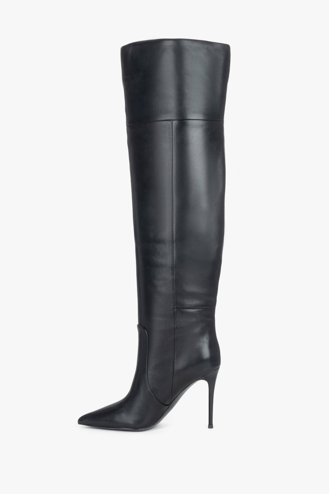 Flache Profilansicht der Innenseite der schwarzen Damen-Overknee-Stiefel 