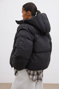 Rückansicht der voluminösen schwarzen Winterjacke mit Steppung, die die legere Passform zeigt 
