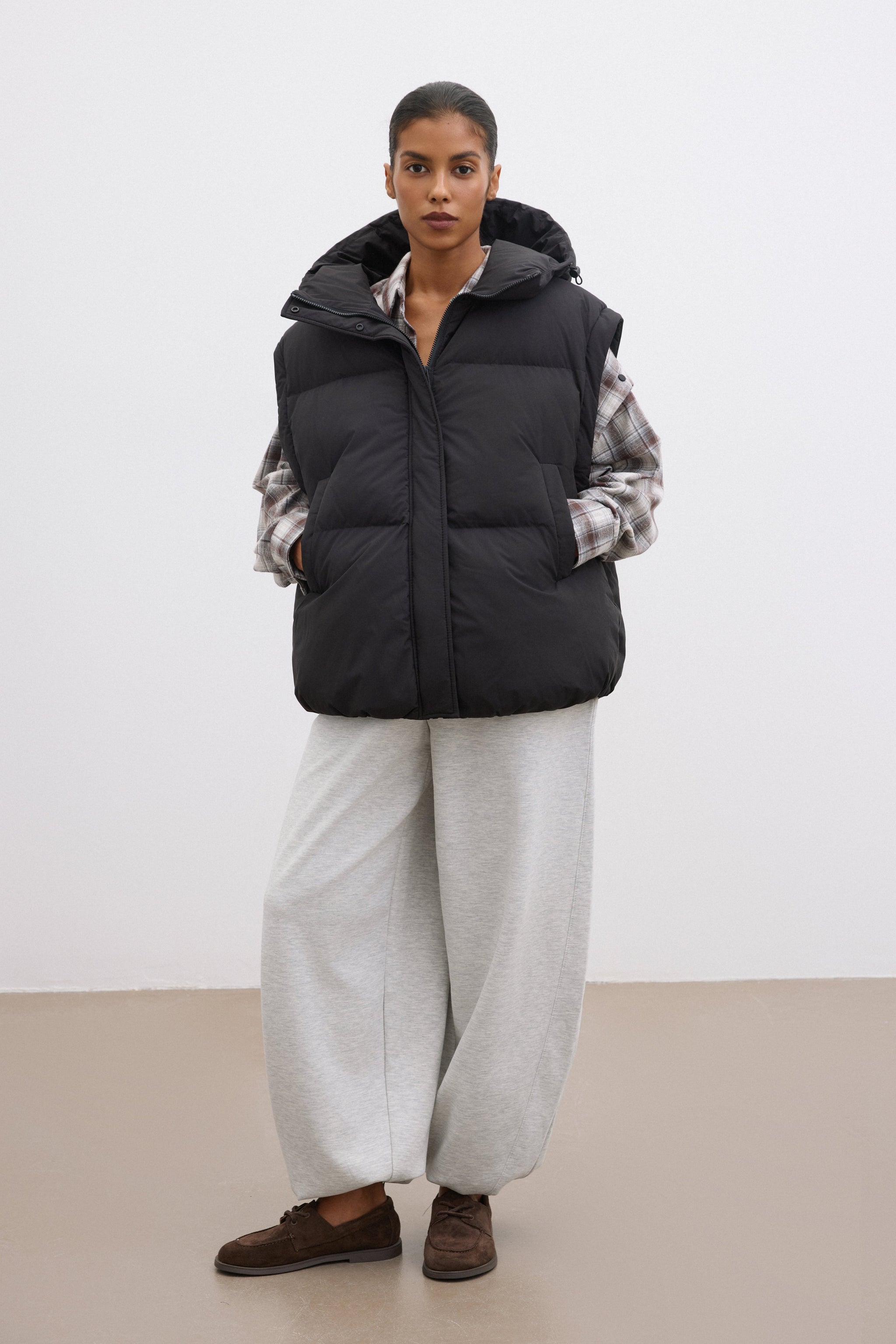 Die Jacke getragen als lange schwarze Steppweste mit abgenommenen Ärmeln für den Übergangs-Look 