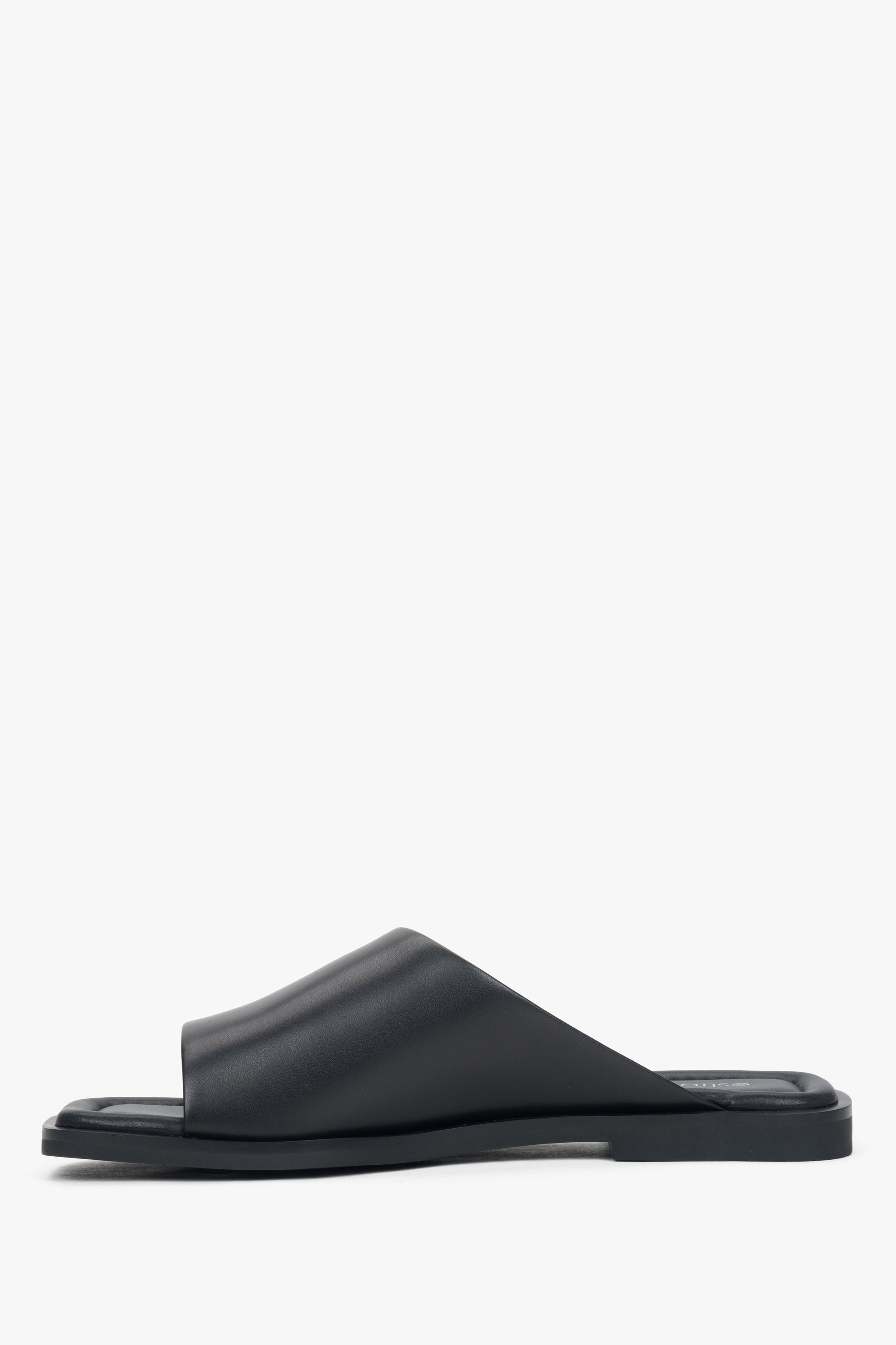 Profilansicht der bequemen schwarzen Schlupfschuhe für Damen von Estro.
