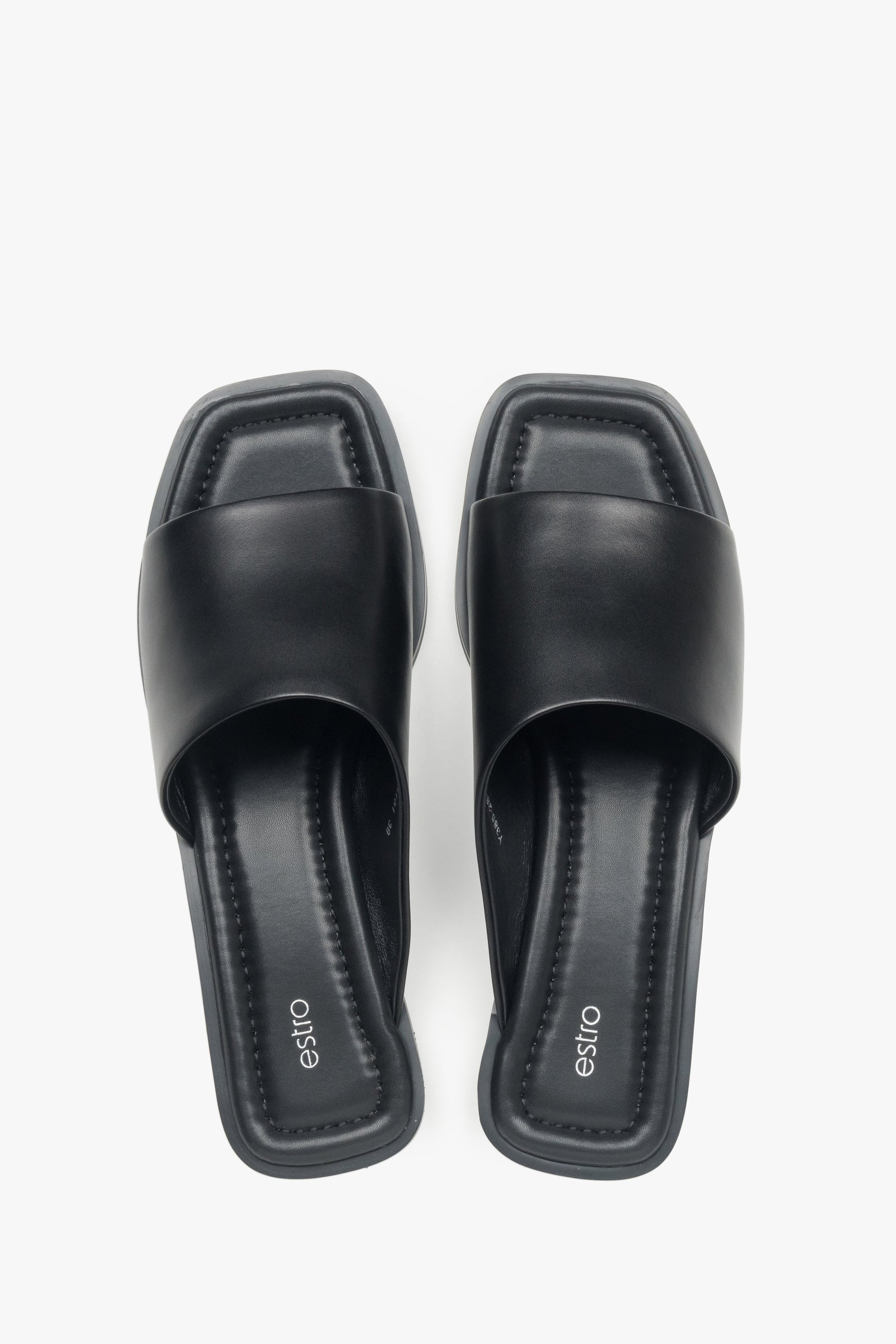Draufsicht auf die Pantoletten, welche die modische Square-Toe Form deutlich hervorhebt.