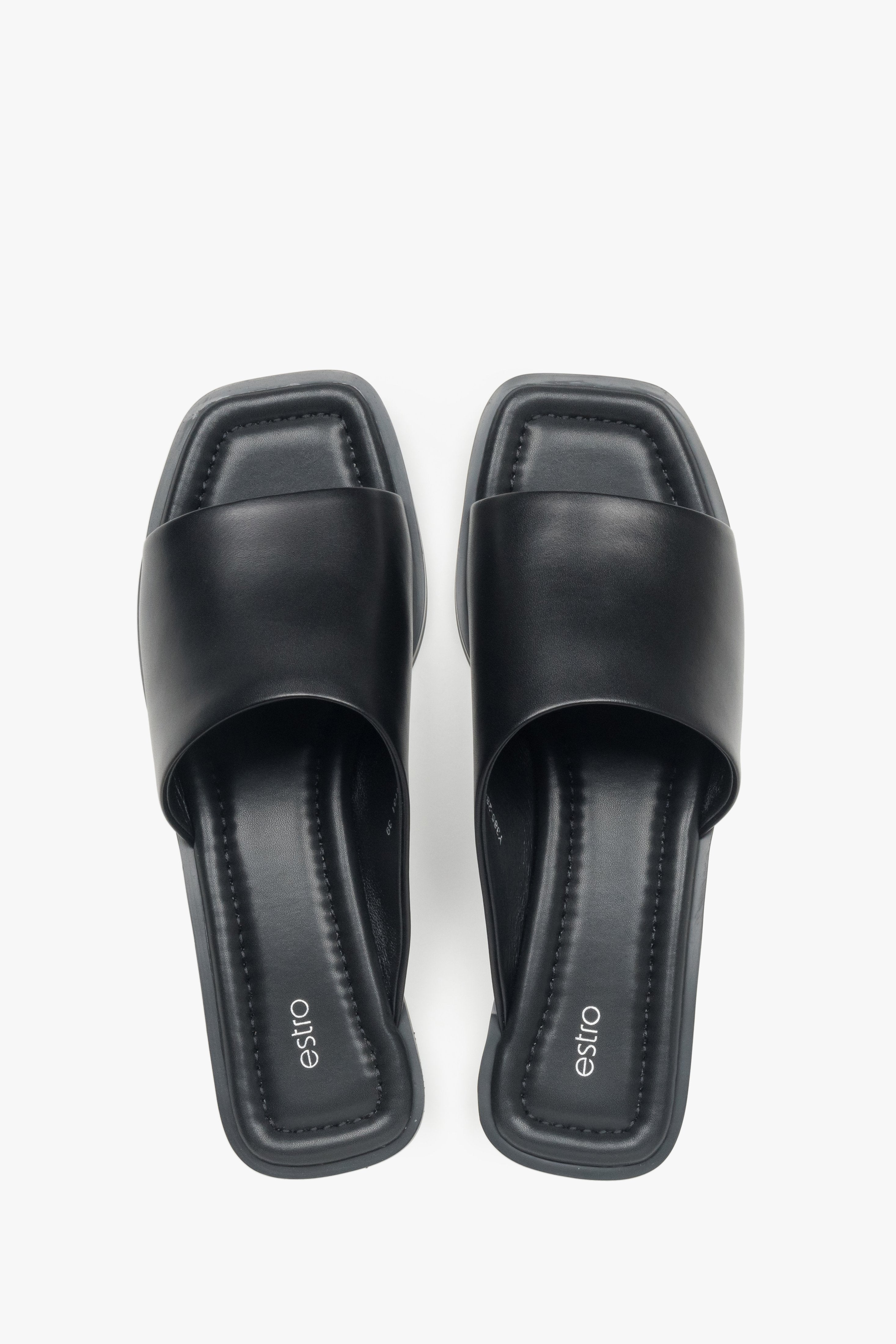 Draufsicht auf die Pantoletten, welche die modische Square-Toe Form deutlich hervorhebt.