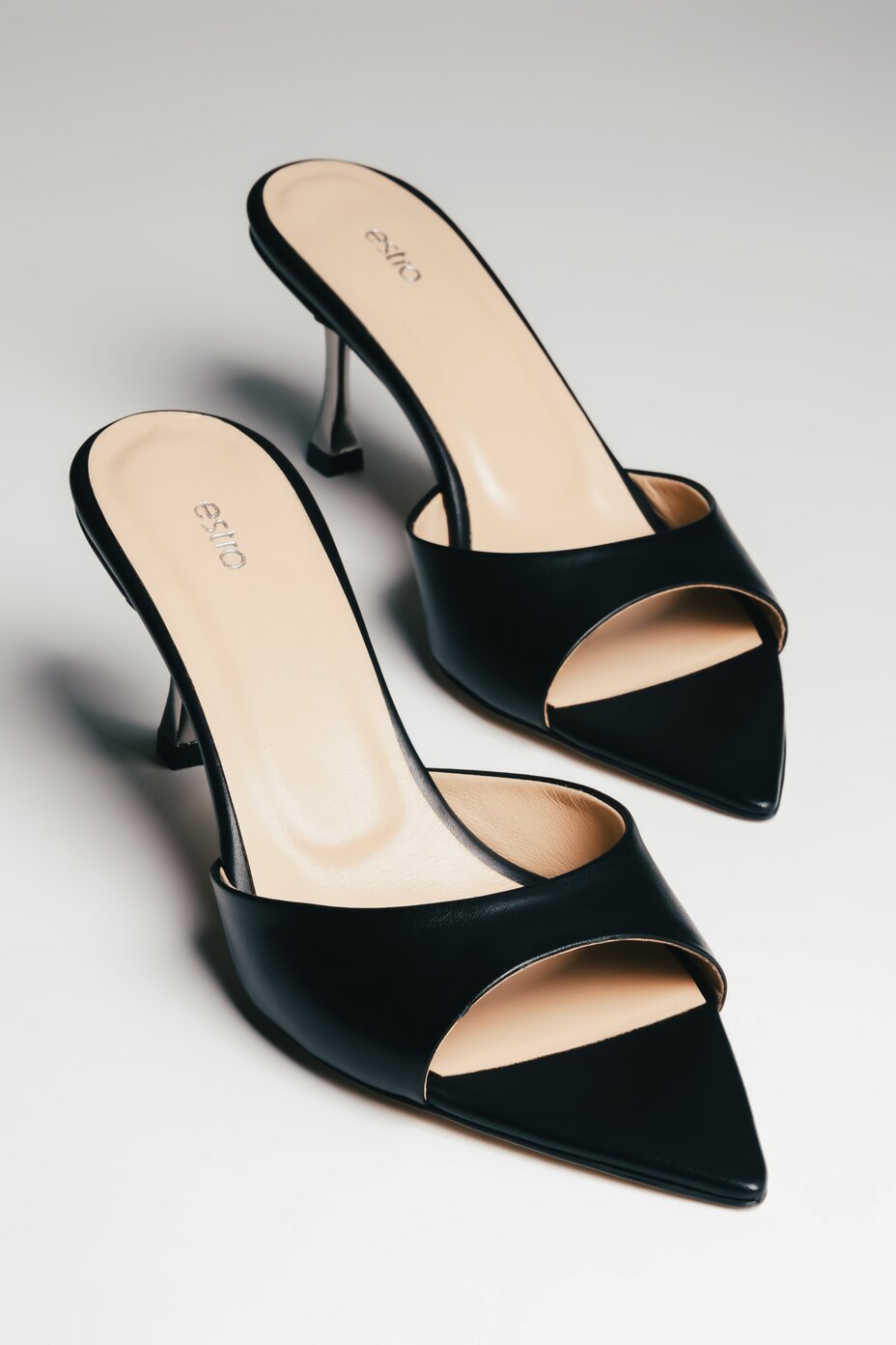 Frontansicht der schwarzen Pantoletten aus Echtleder mit spitzem Peep-Toe-Design