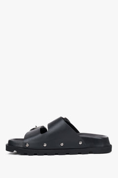 Schwarze Damen-Pantolette aus Leder von der Seite mit breiten Riemen und flacher Sohle