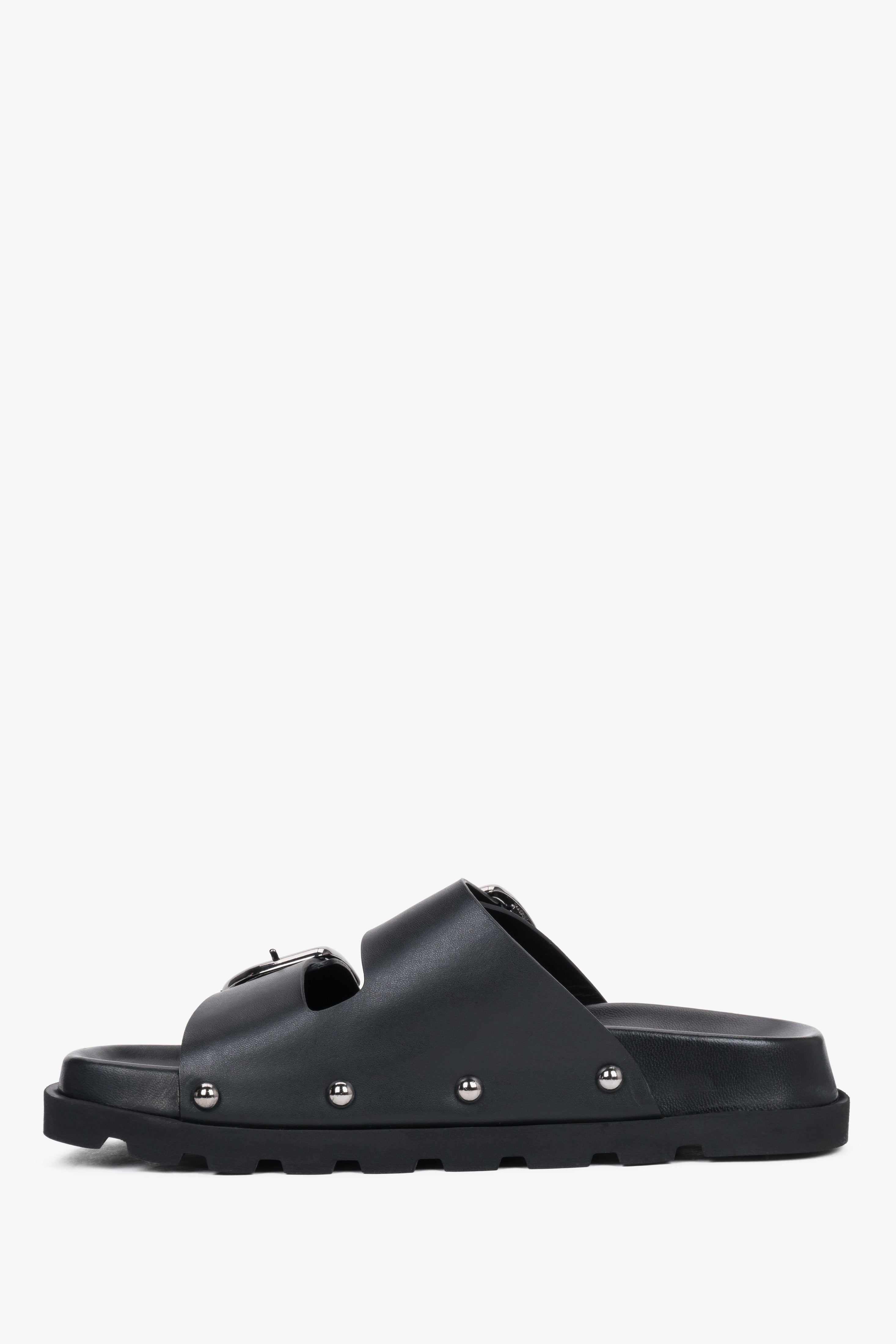 Schwarze Damen-Pantolette aus Leder von der Seite mit breiten Riemen und flacher Sohle