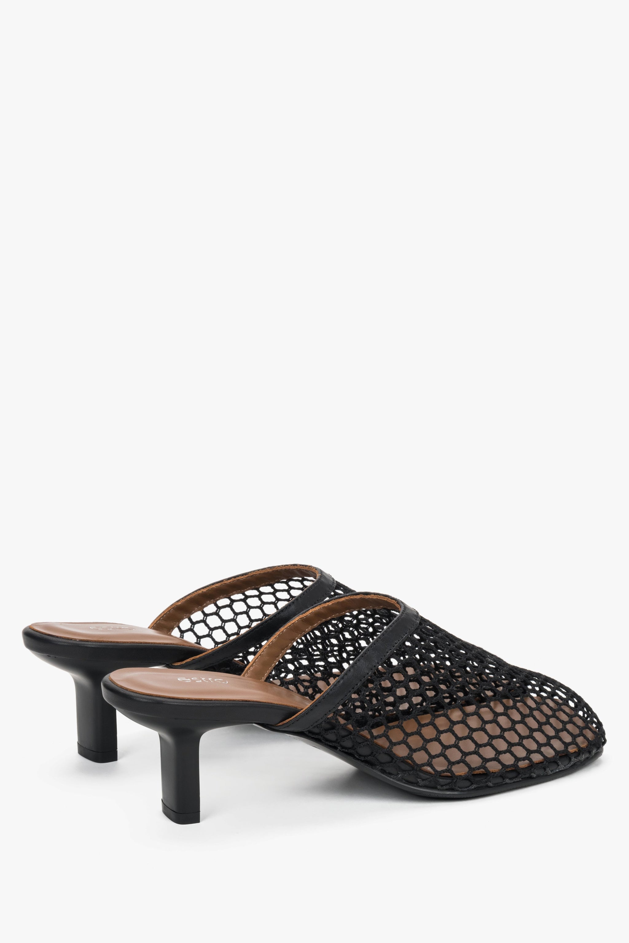 Schwarze Damen-Pantolette aus Mesh in seitlicher Ansicht mit Blockabsatz