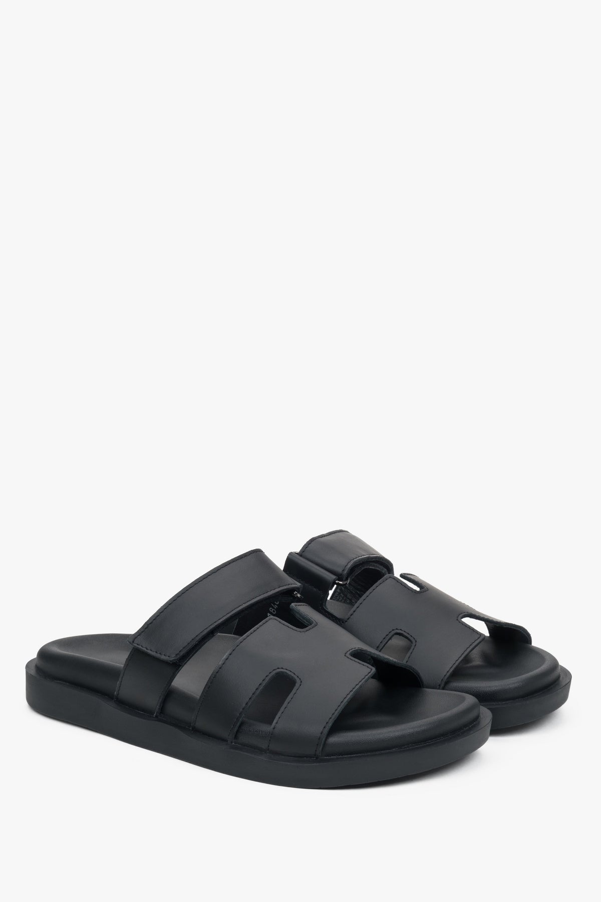 Schräge Ansicht der eleganten Schlupfschuhe für Damen in Schwarz.