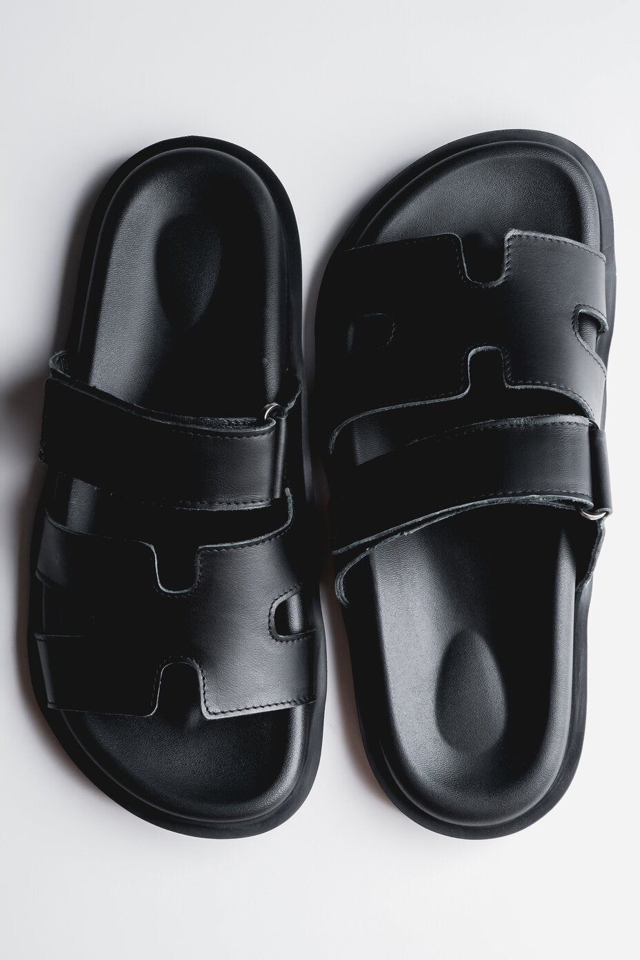 Schwarze Damen-Pantoletten mit verstellbarem Riemen aus weichem italienischen Premium-Echtleder Estro ER00117587