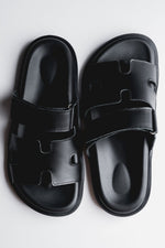 Schwarze Damen-Pantoletten mit verstellbarem Riemen aus weichem italienischen Premium-Echtleder Estro ER00117587