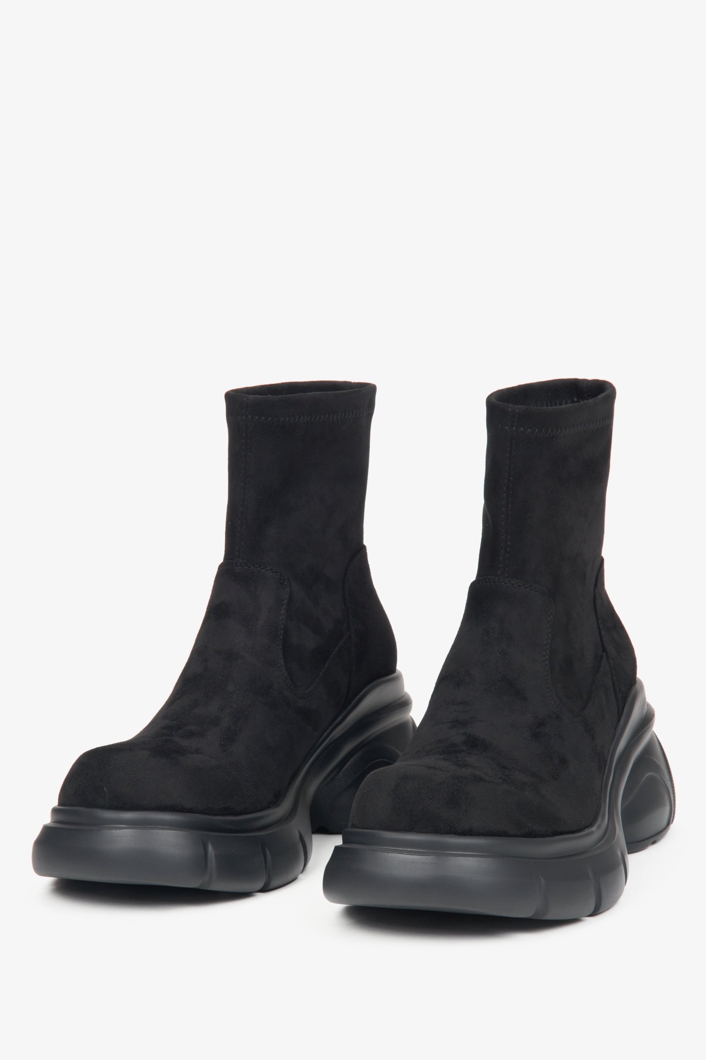 Damen-Stiefeletten aus schwarzem Veloursleder von Estro – Modellpräsentation von vorn.