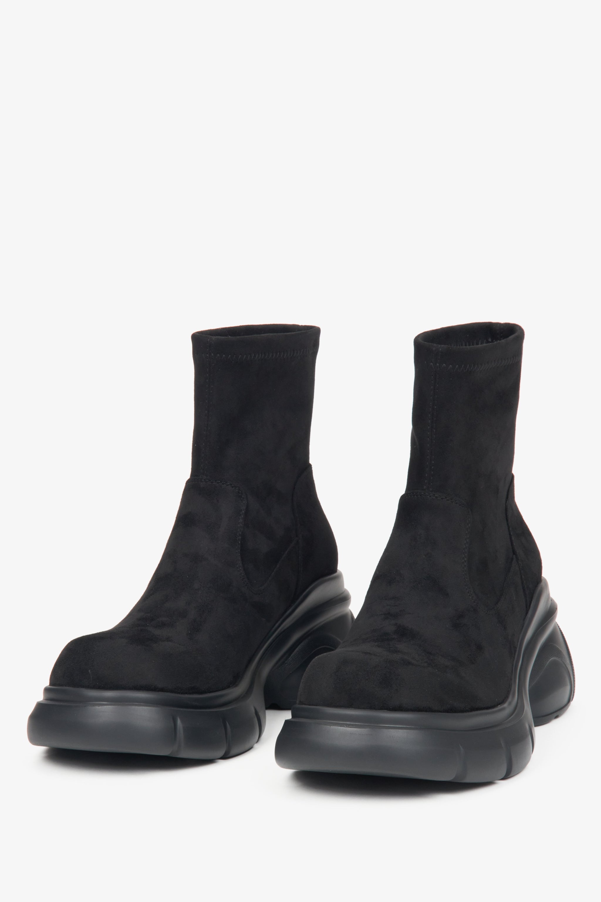 Damen-Stiefeletten aus schwarzem Veloursleder von Estro – Modellpräsentation von vorn.