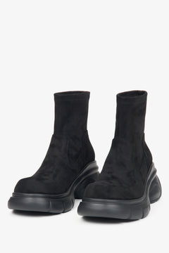 Damen-Stiefeletten aus schwarzem Veloursleder von Estro – Modellpräsentation von vorn.