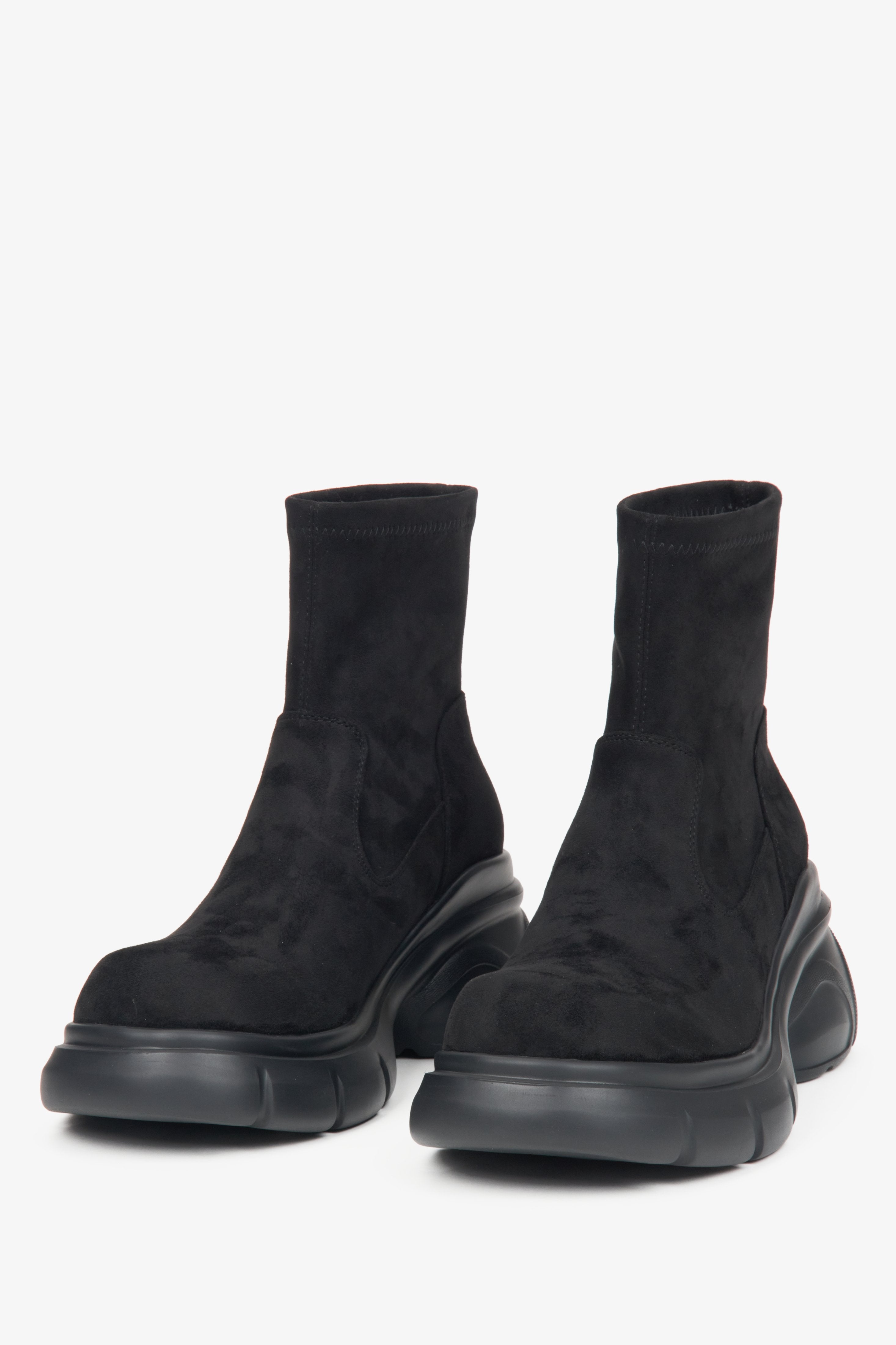 Damen-Stiefeletten aus schwarzem Veloursleder von Estro – Modellpräsentation von vorn.