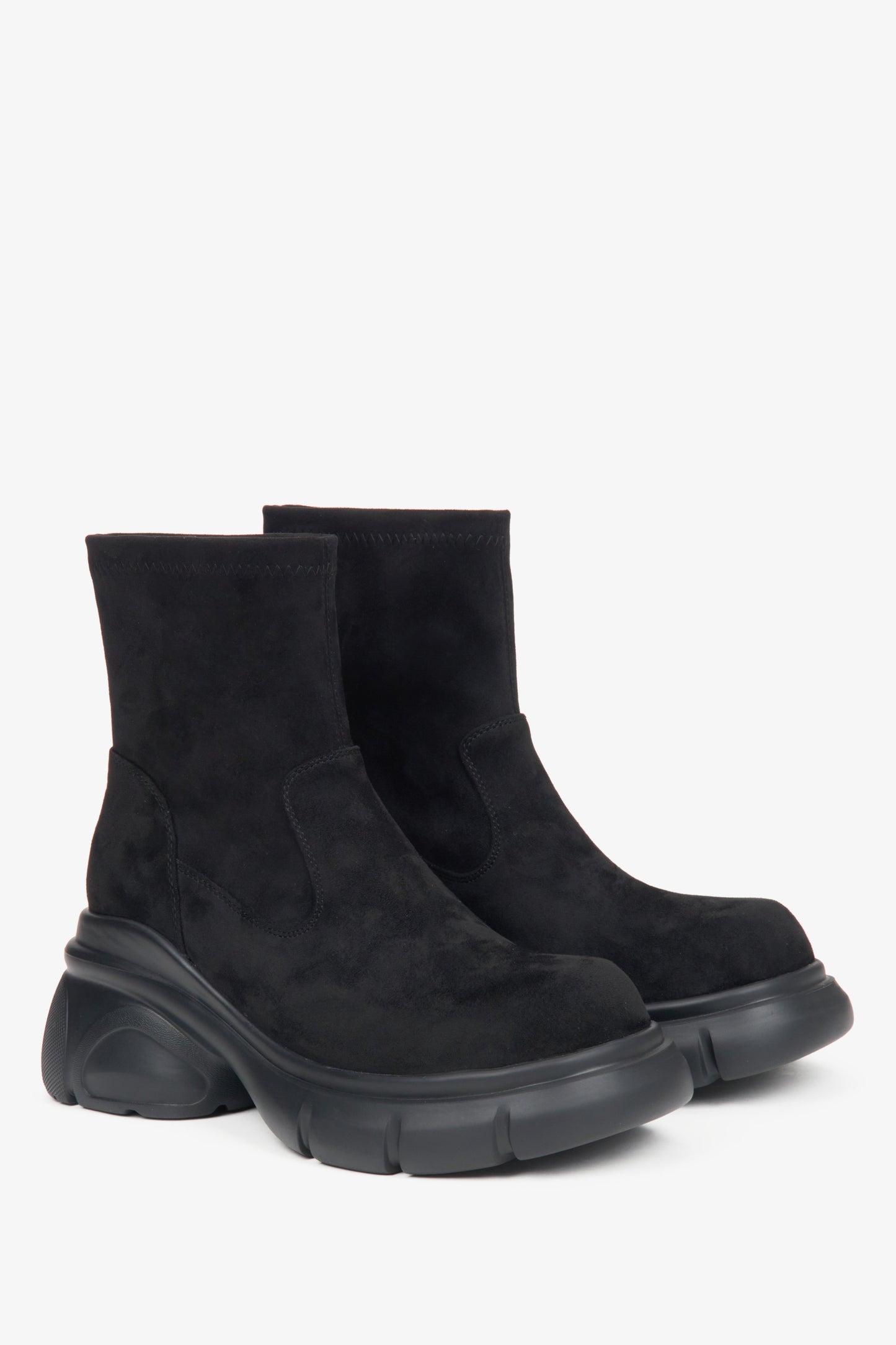 Damen-Chelsea-Boots aus schwarzem Veloursleder von Estro.