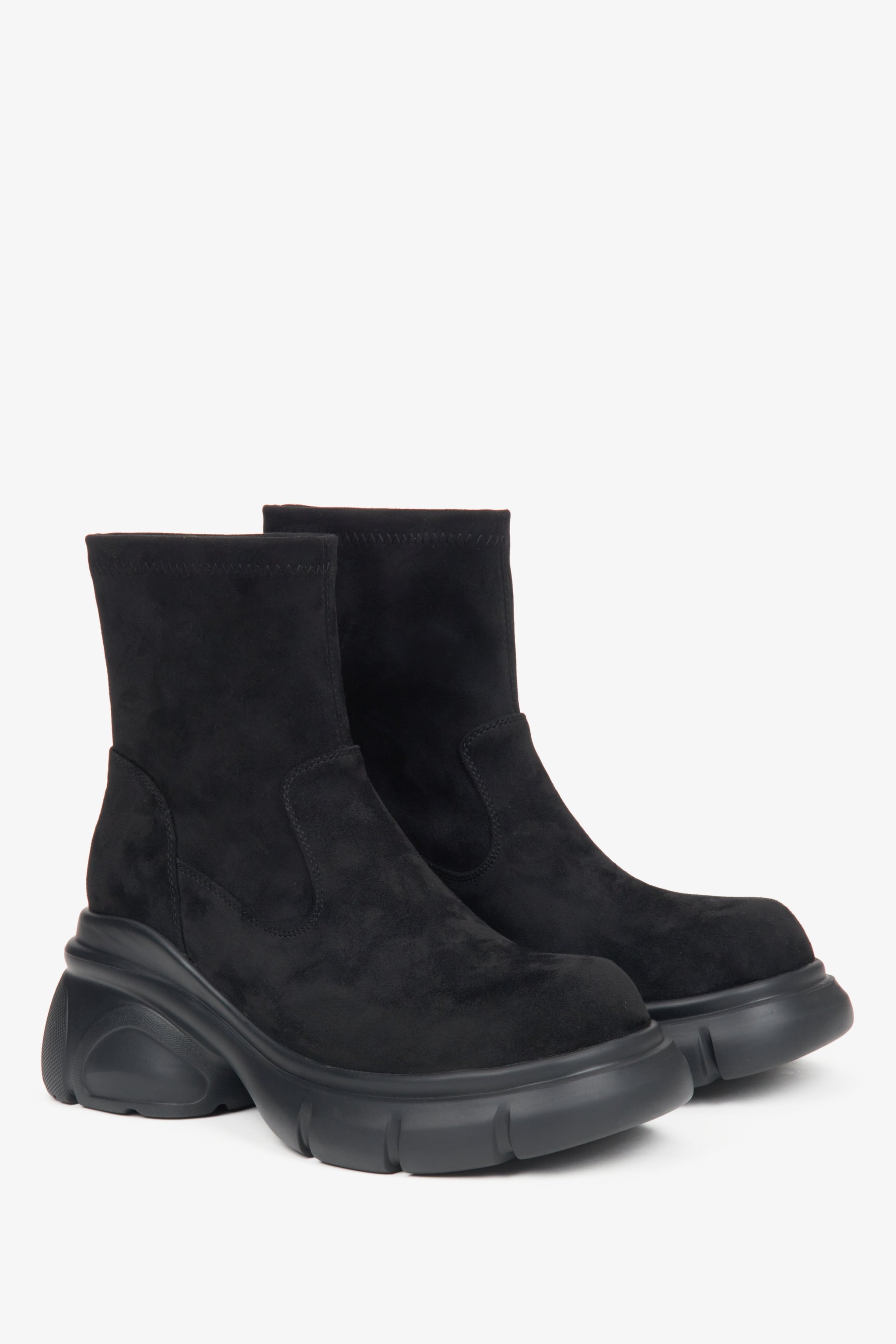 Damen-Chelsea-Boots aus schwarzem Veloursleder von Estro.