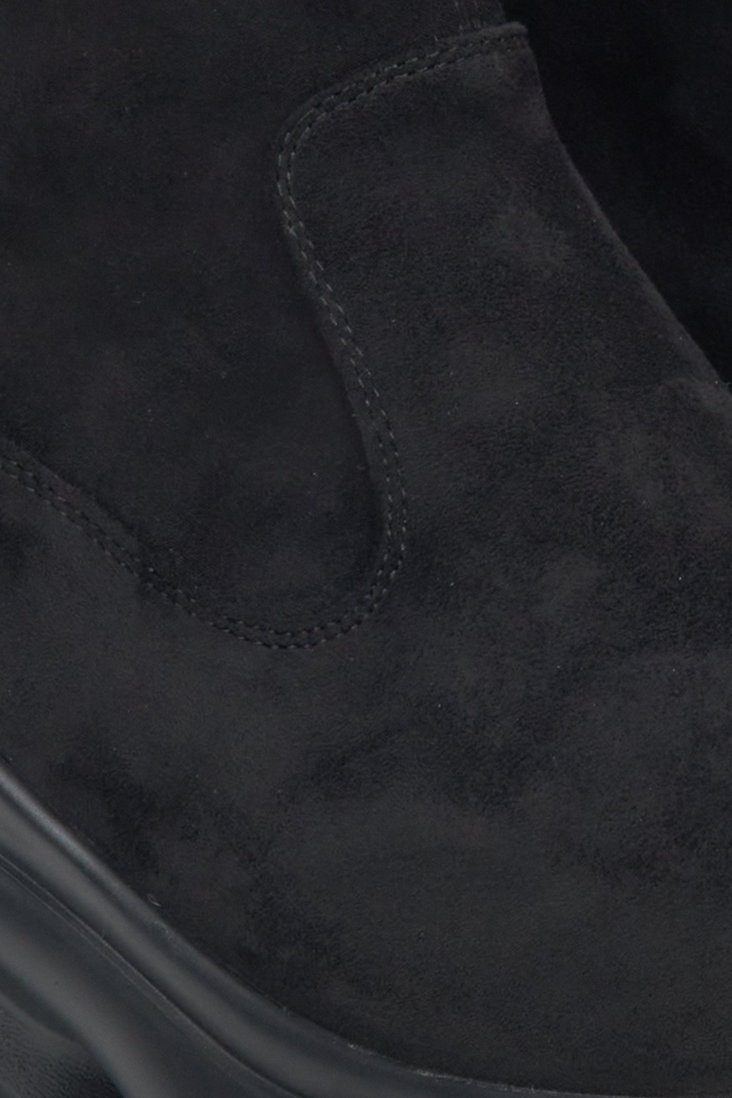 Damen-Stiefeletten aus schwarzem Veloursleder von Estro – Detailaufnahme.