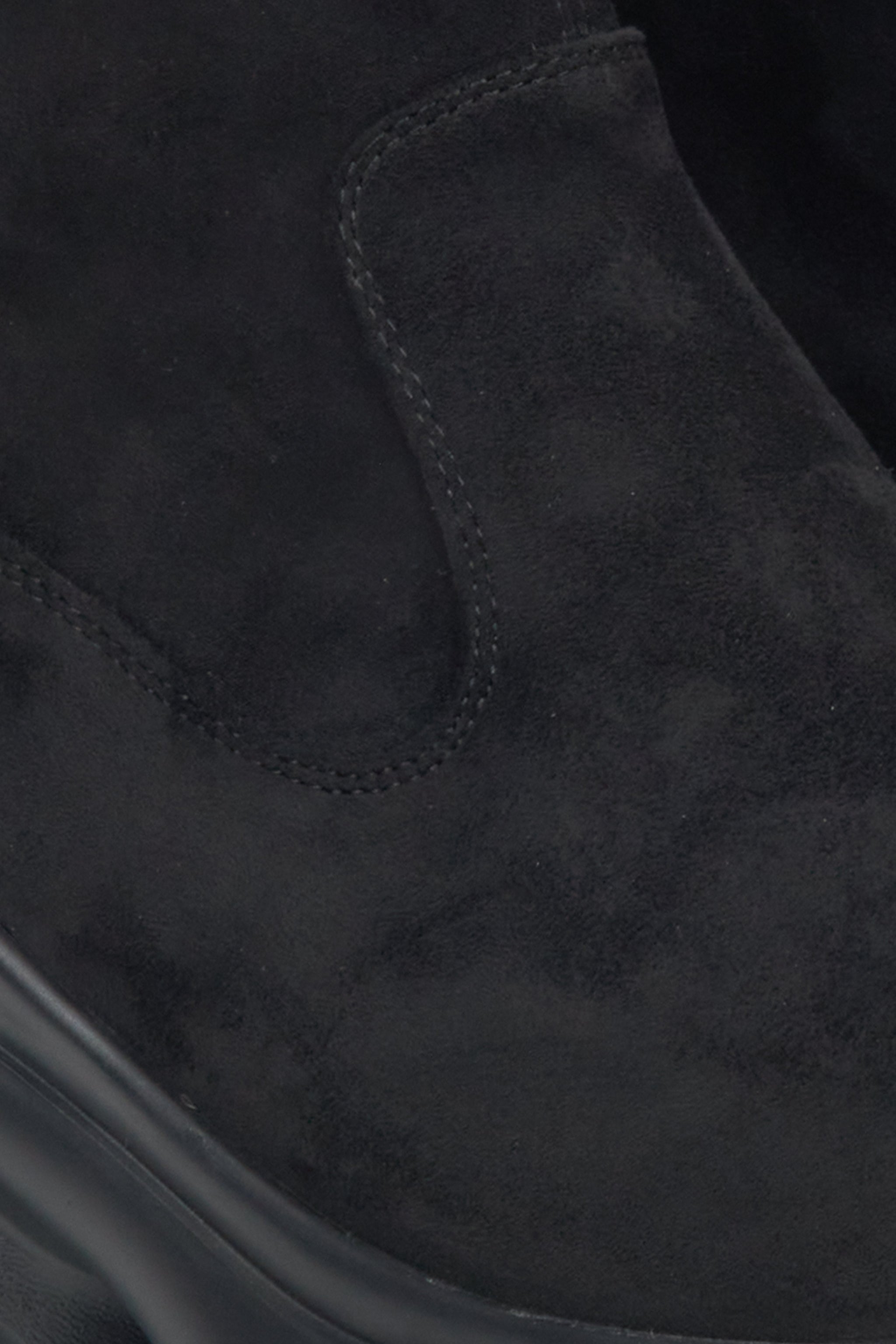 Damen-Stiefeletten aus schwarzem Veloursleder von Estro – Detailaufnahme.
