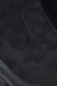 Damen-Stiefeletten aus schwarzem Veloursleder von Estro – Detailaufnahme.