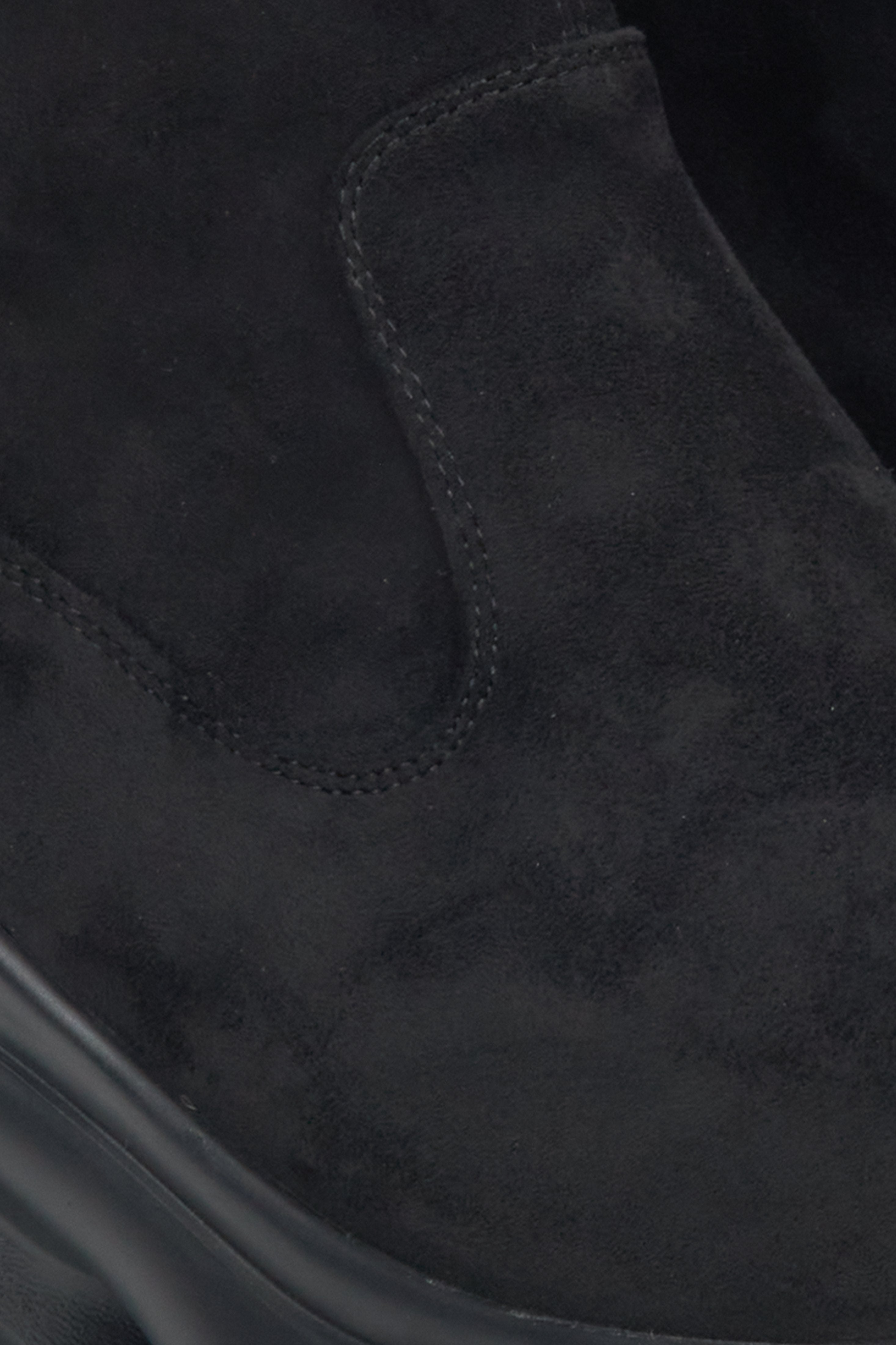 Damen-Stiefeletten aus schwarzem Veloursleder von Estro – Detailaufnahme.