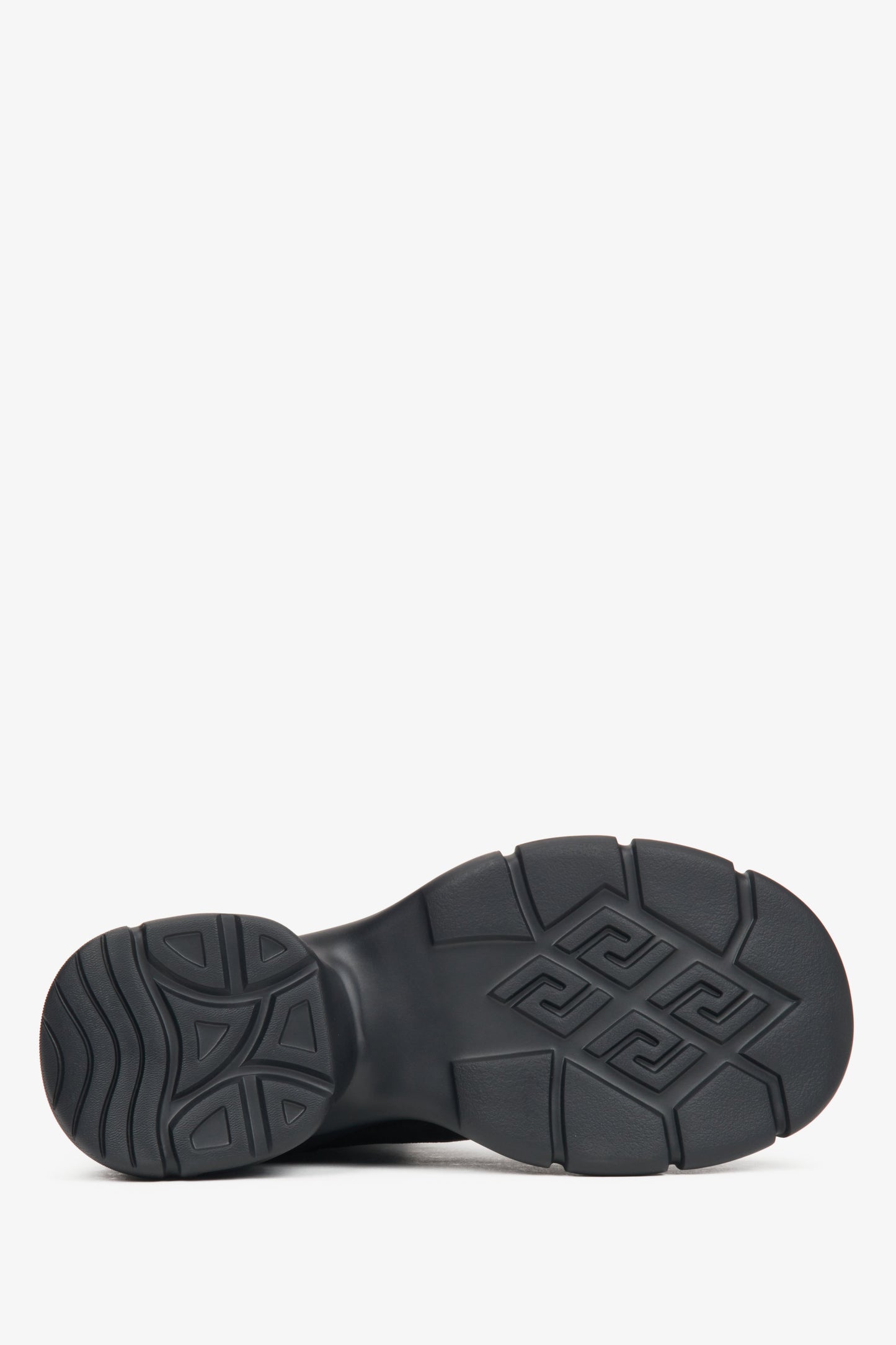 Damen-Stiefeletten aus schwarzem Veloursleder von Estro – Nahaufnahme der Schuhsohle.