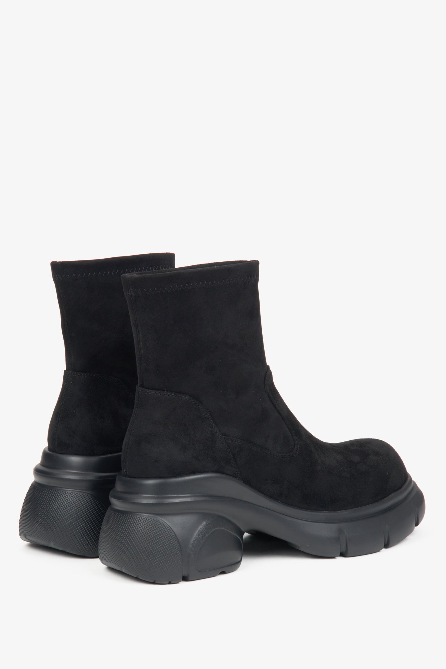 Damen-Stiefeletten aus schwarzem Veloursleder von Estro – Rückansicht des Modells.