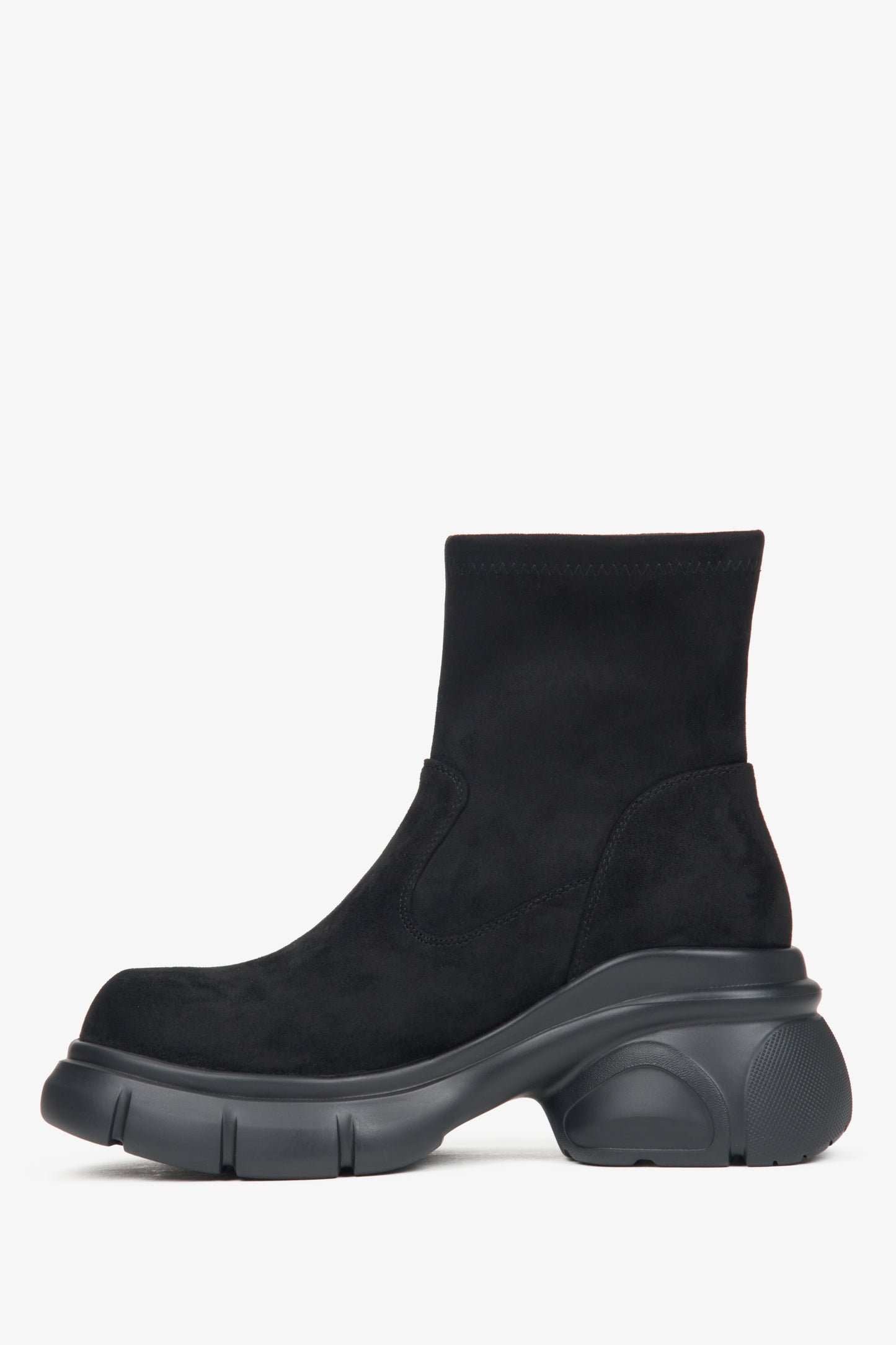 Damen-Stiefeletten aus italienischem schwarzem Veloursleder mit flexibler Plateausohle von Estro – Seitenansicht.