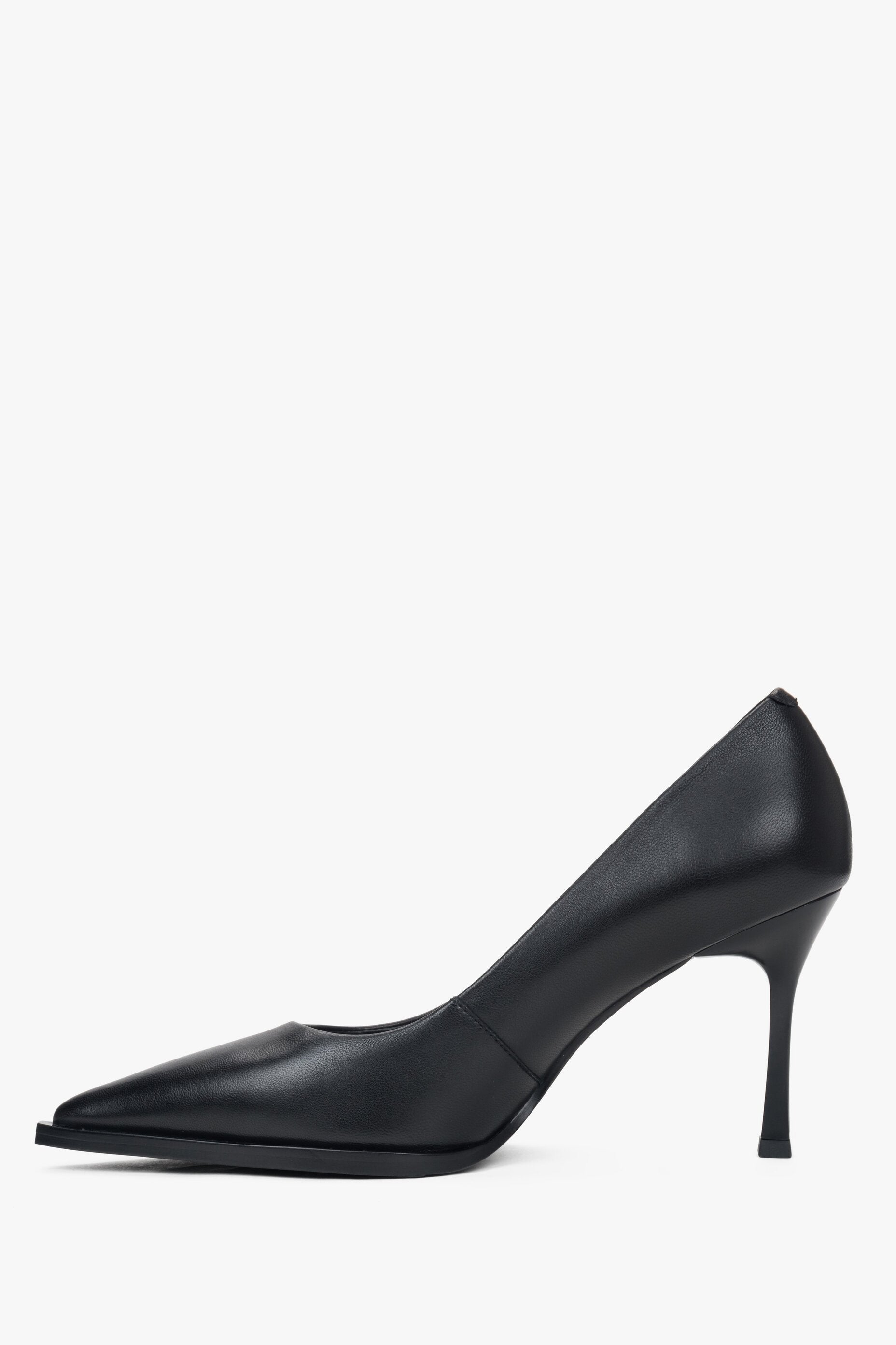 Damen-Lederschuhe in Schwarz von Estro – Seitenansicht des Schuhs.
