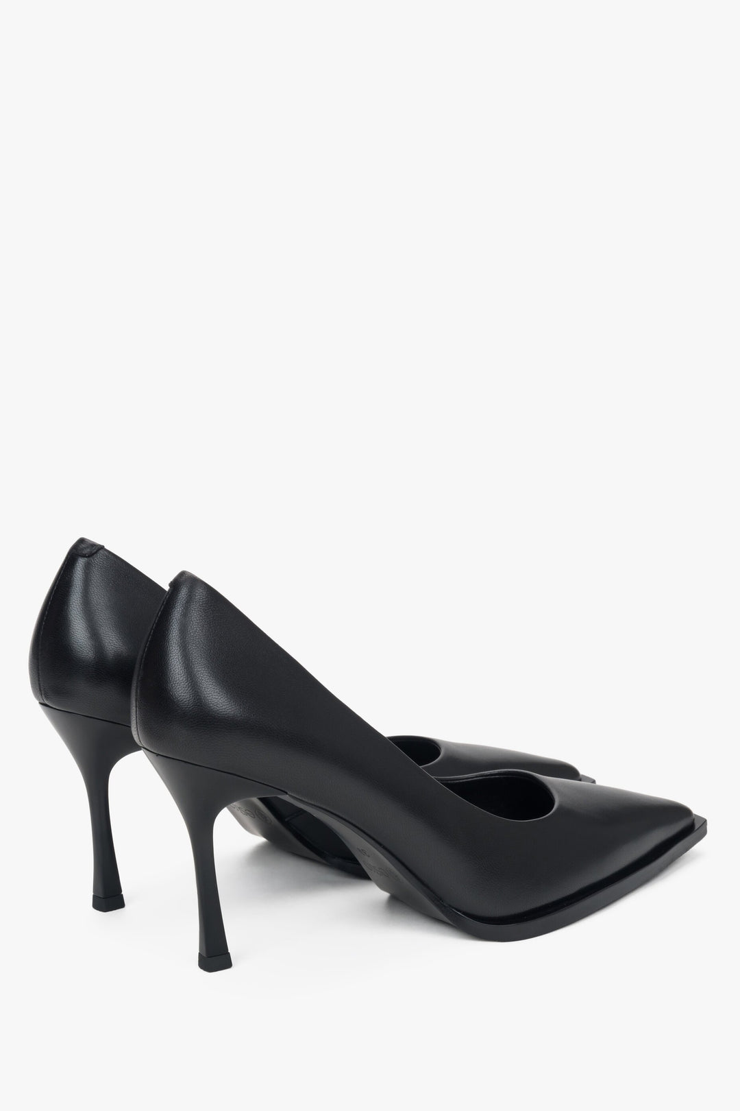 Damenschuhe mit Absatz von Estro in Schwarz – Nahaufnahme der Rückseite und Seitenlinie des Schuhs.