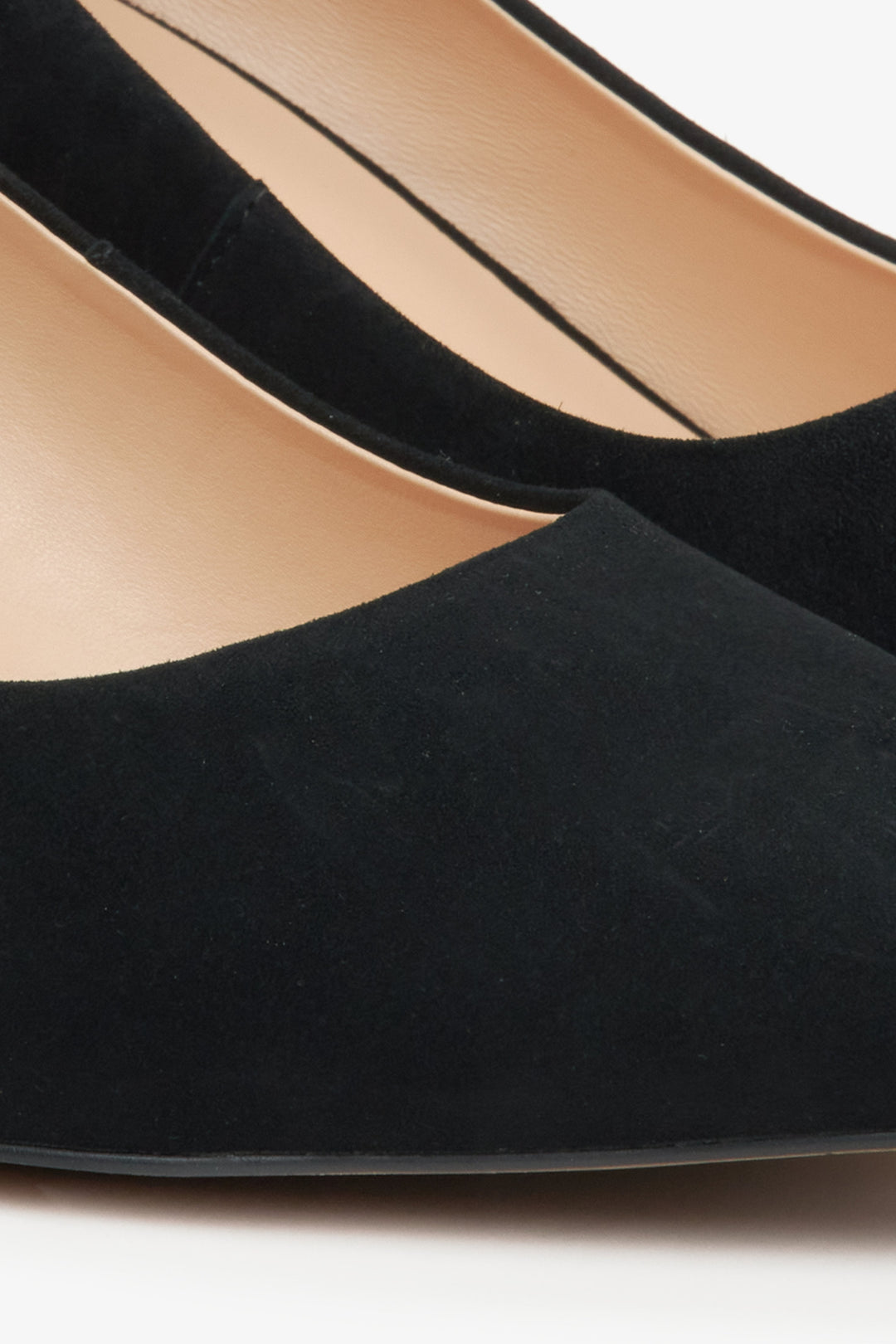 Zeitlose schwarze Pumps mit 6,5 cm Absatzhöhe. Estro ER00114629